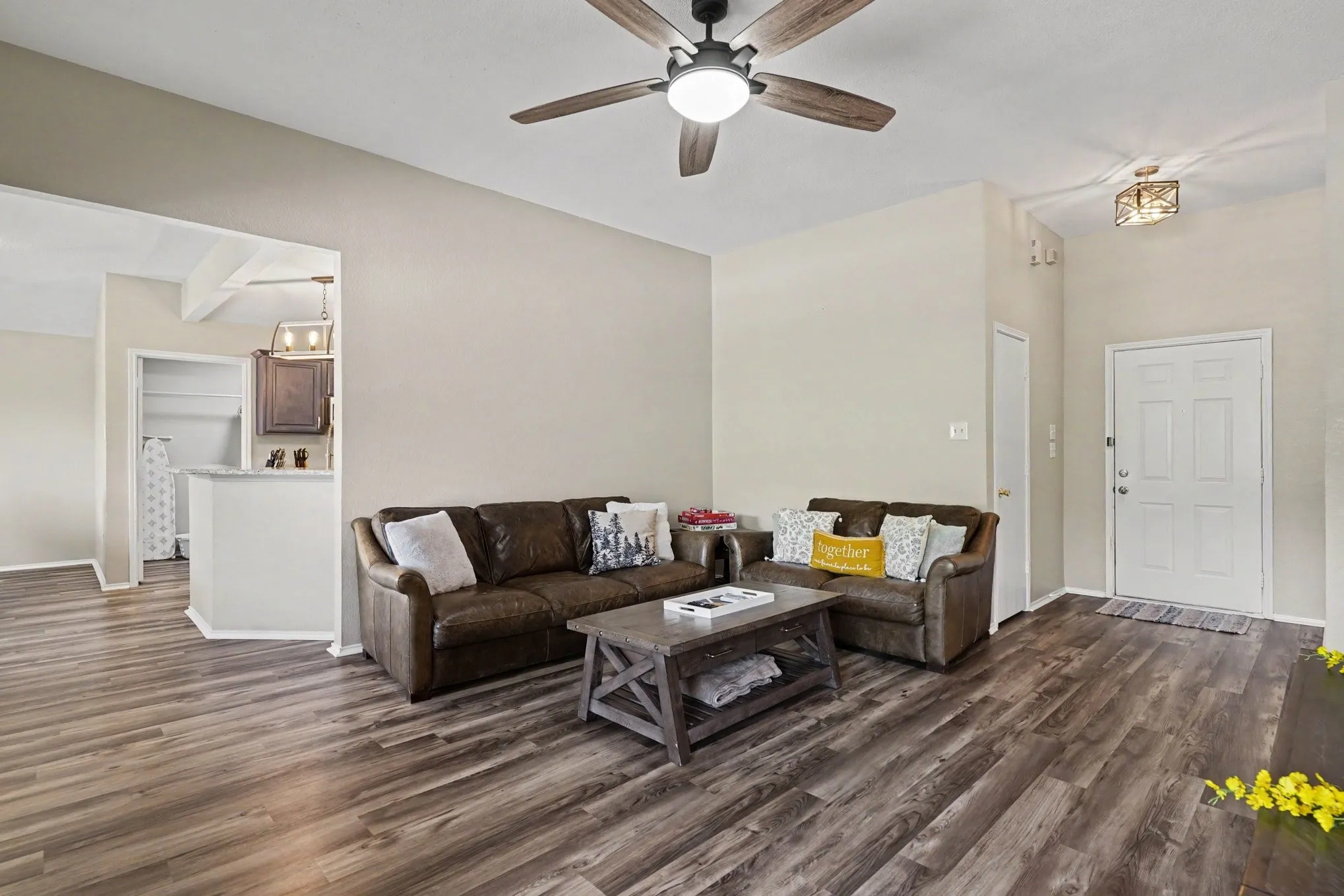 Single Family Residence For Sale in Tarrant County , 637 Oak View Court, Azle, Texas 76020, 3 Bedroom, 2 Bathroom, 2 Garage spaces, 1,564 Sqft, built in 2000, mls#21397788, Real Estate Agent in Azle, Homes For Sale in Tarrant county, Homes For Sale in Azle, Realtor in Azle Texas, Real Estate Brokerage Independent Realty Texas, Luminita Cordes Realtor