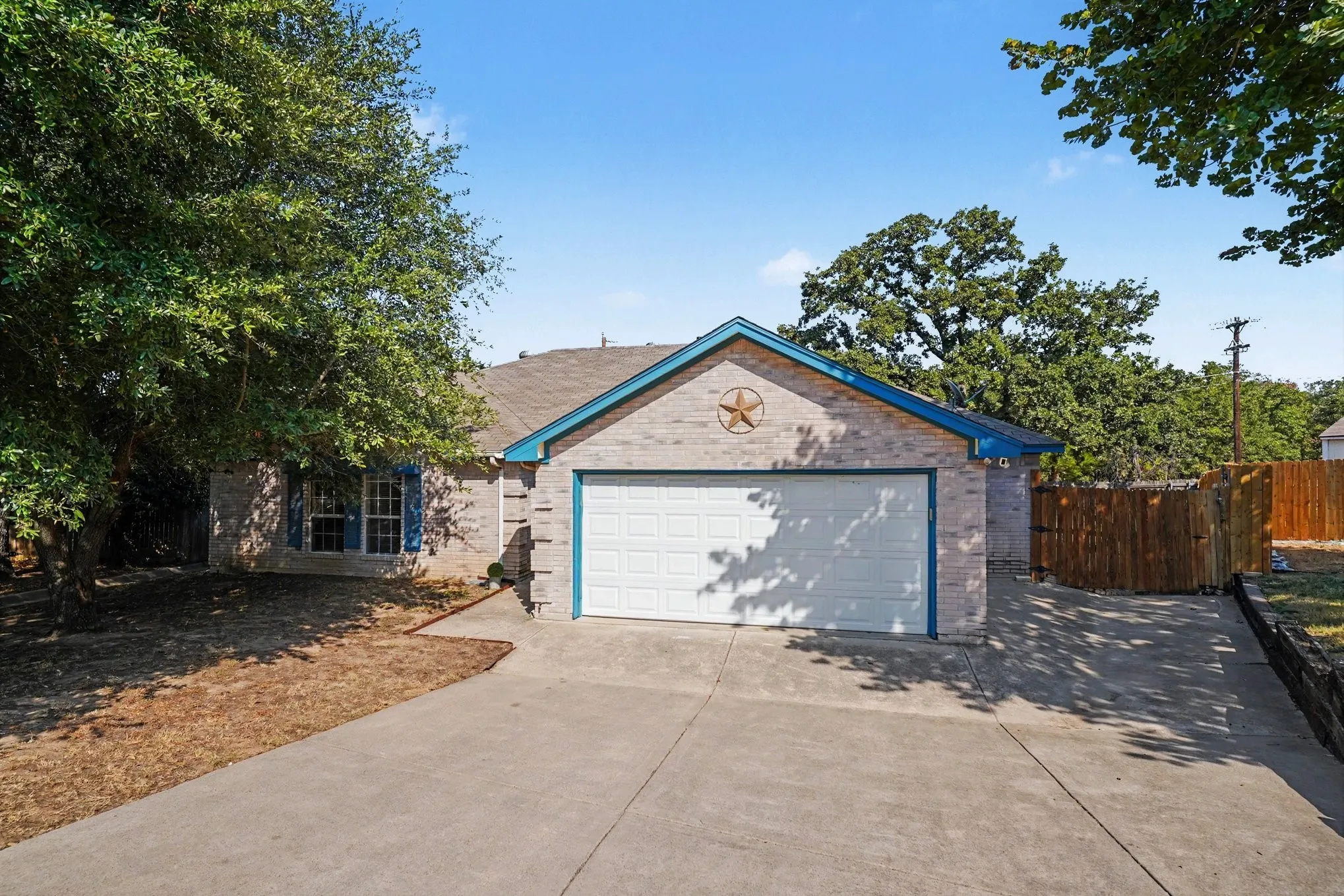 Single Family Residence For Sale in Tarrant County , 637 Oak View Court, Azle, Texas 76020, 3 Bedroom, 2 Bathroom, 2 Garage spaces, 1,564 Sqft, built in 2000, mls#21397788, Real Estate Agent in Azle, Homes For Sale in Tarrant county, Homes For Sale in Azle, Realtor in Azle Texas, Real Estate Brokerage Independent Realty Texas, Luminita Cordes Realtor