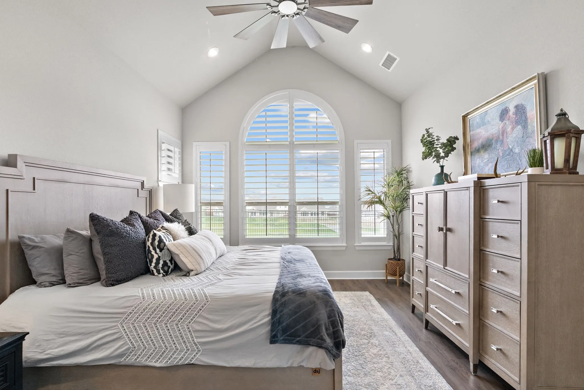 Vaulted ceiling with recessed lighting and a ceiling fan