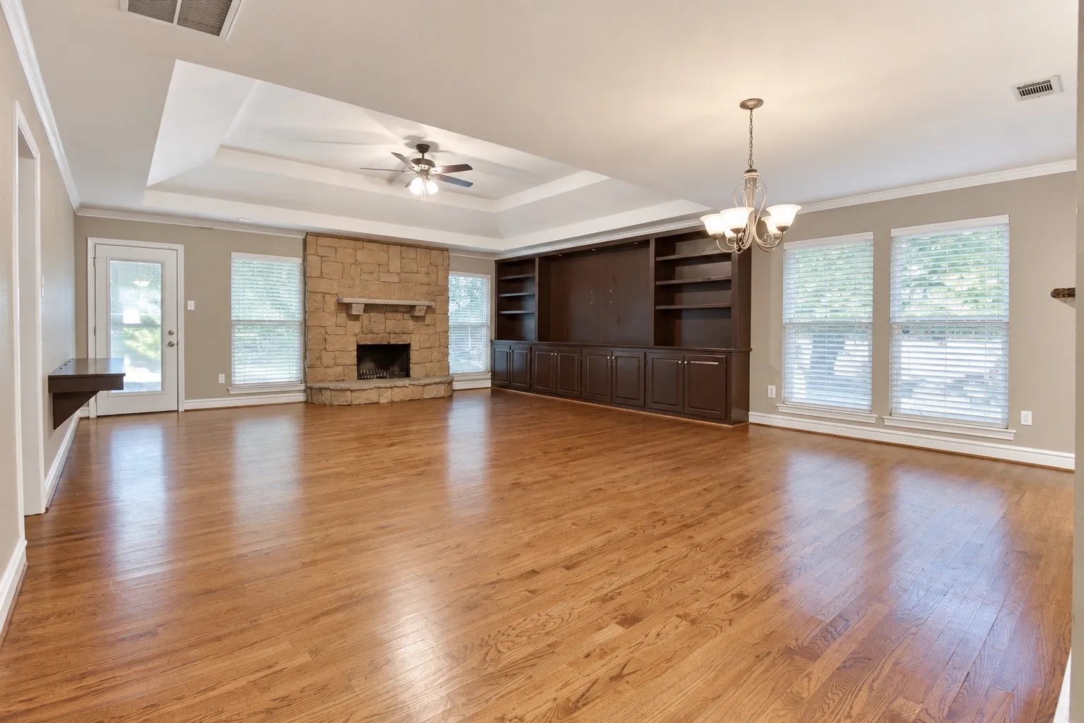 Single Family Residence For Rent in Tarrant County , 4916 Canberra Lane, Arlington, Texas 76017, 3 Bedroom, 2 Bathroom, 2 Garage spaces, 1,506 Sqft, built in 1986, mls#21398847, Real Estate Agent in Arlington, Homes For Rent in Tarrant county, Homes For Rent in Arlington, Realtor in Arlington Texas, Real Estate Brokerage Independent Realty Texas, Luminita Cordes Realtor