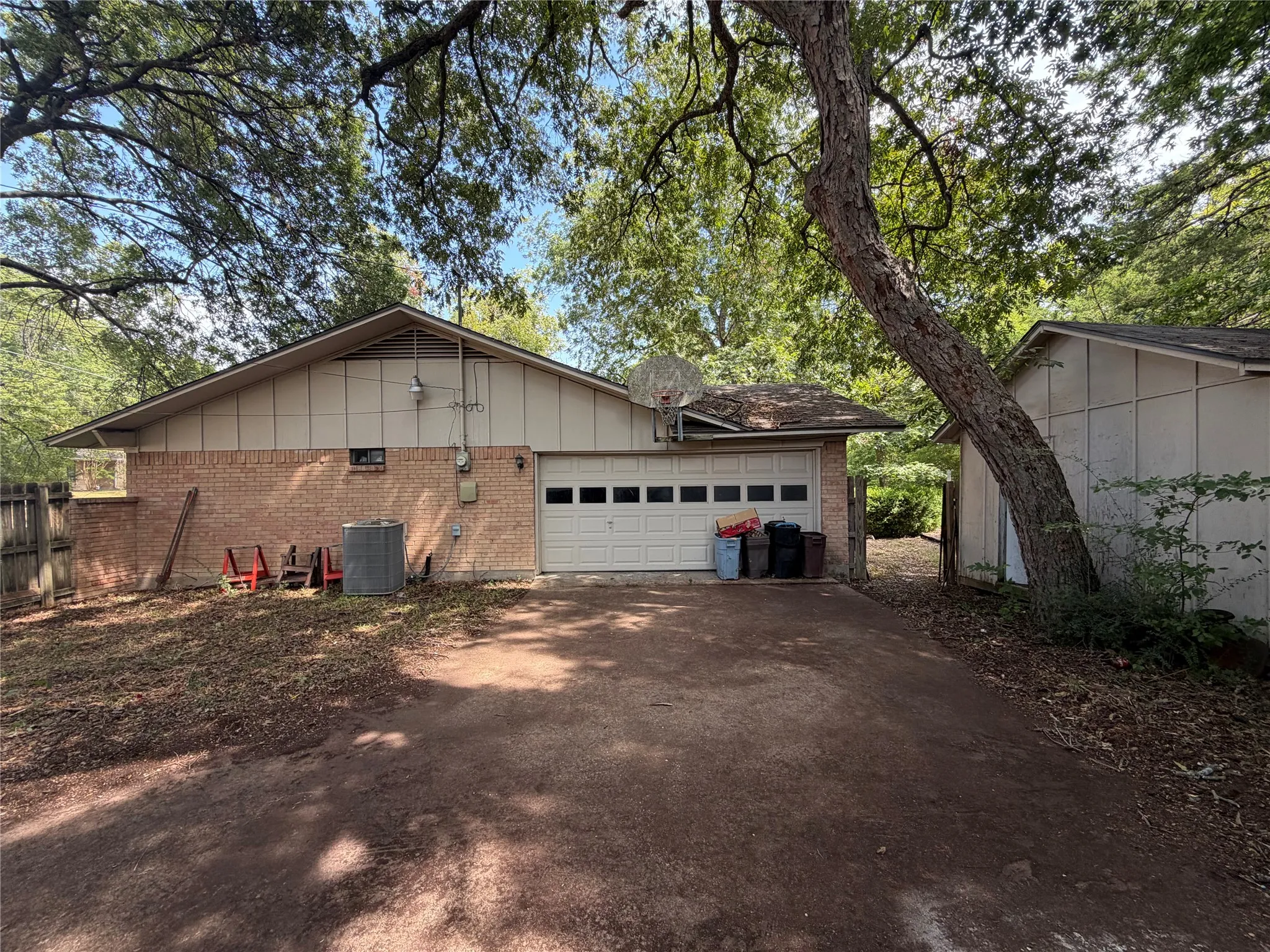 Single Family Residence For Sale in Dallas County , 424 Lakewood Drive, De Soto, Texas 75115, 4 Bedroom, 2 Bathroom, 2 Garage spaces, 1,707 Sqft, built in 1966, mls#21398389, Real Estate Agent in De Soto, Homes For Sale in Dallas county, Homes For Sale in De Soto, Realtor in De Soto Texas, Real Estate Brokerage Independent Realty Texas, Luminita Cordes Realtor