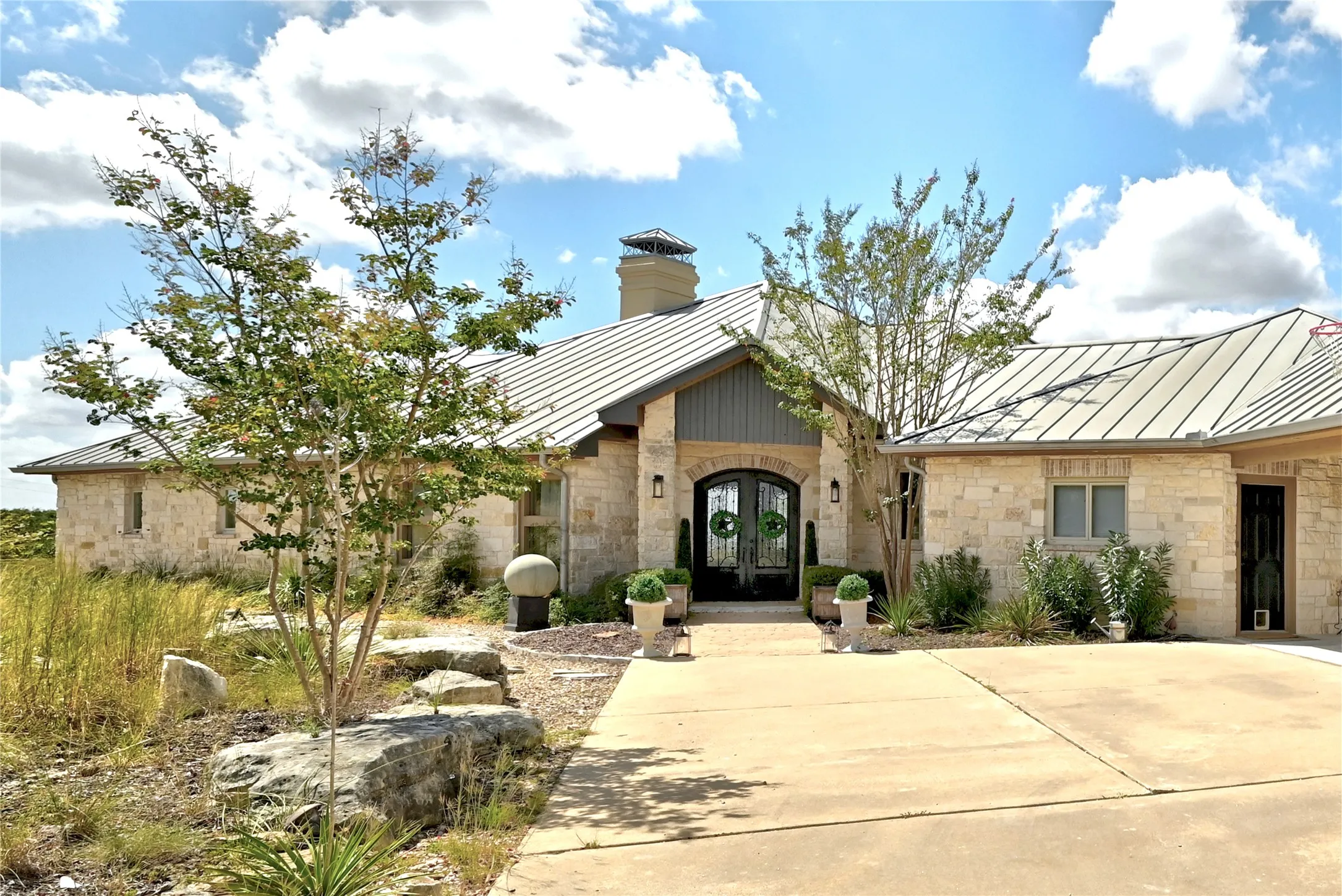 Single Family Residence For Sale in Hays County , 8075 Mount Sharp Road, Wimberley, Texas 78676, 4 Bedroom, 4 Bathroom, Garage spaces, 3,760 Sqft, built in 2002, mls#21398710, Real Estate Agent in Wimberley, Homes For Sale in Hays county, Homes For Sale in Wimberley, Realtor in Wimberley Texas, Real Estate Brokerage Independent Realty Texas, Luminita Cordes Realtor