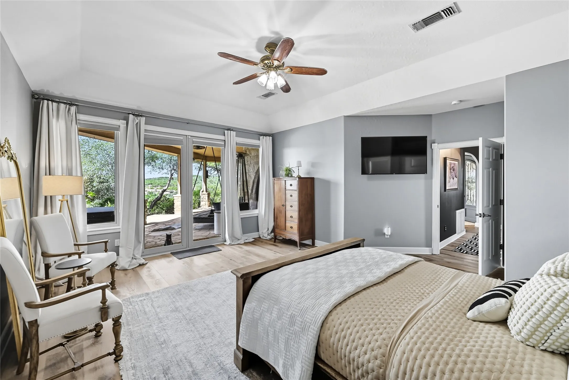 Single Family Residence For Sale in Hays County , 8075 Mount Sharp Road, Wimberley, Texas 78676, 4 Bedroom, 4 Bathroom, Garage spaces, 3,760 Sqft, built in 2002, mls#21398710, Real Estate Agent in Wimberley, Homes For Sale in Hays county, Homes For Sale in Wimberley, Realtor in Wimberley Texas, Real Estate Brokerage Independent Realty Texas, Luminita Cordes Realtor
