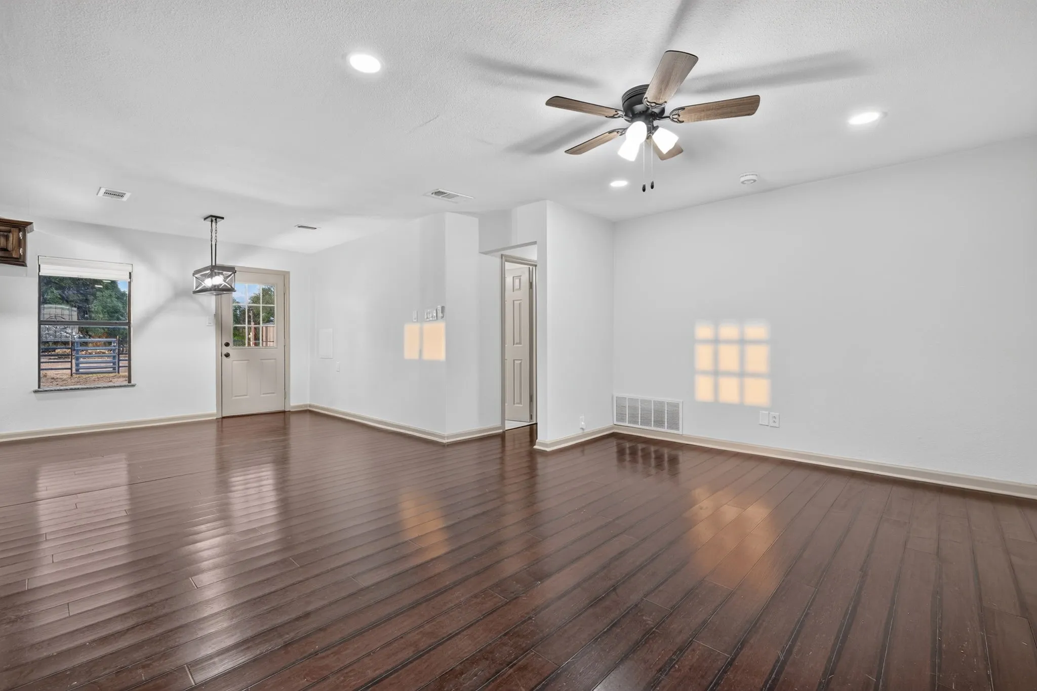 Single Family Residence For Rent in Somervell County , 1095 County Road 407, Nemo, Texas 76070, 4 Bedroom, 3 Bathroom, 1 Garage spaces, 1,896 Sqft, built in 1985, mls#21398879, Real Estate Agent in Nemo, Homes For Rent in Somervell county, Homes For Rent in Nemo, Realtor in Nemo Texas, Real Estate Brokerage Independent Realty Texas, Luminita Cordes Realtor