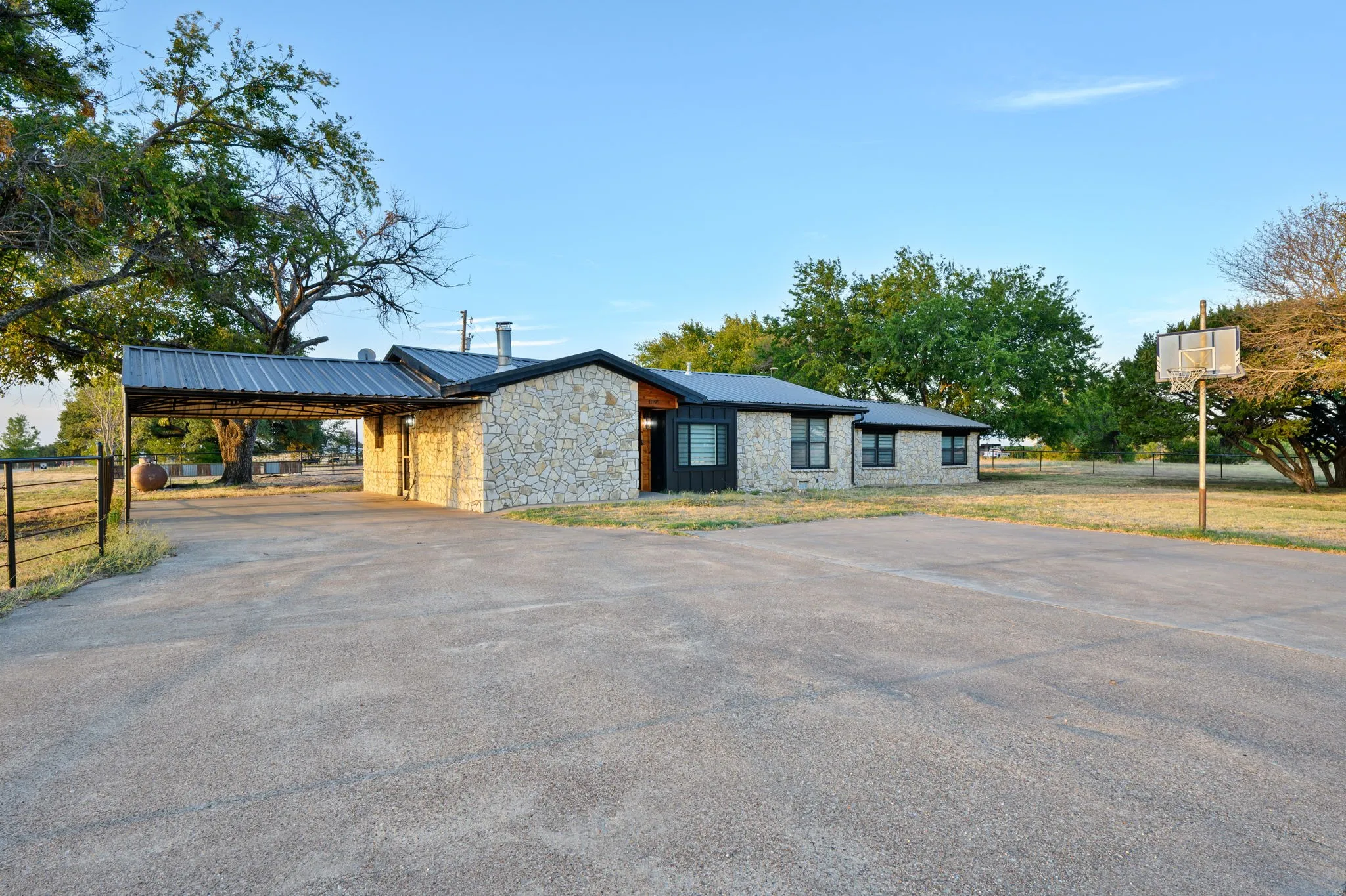 Single Family Residence For Rent in Somervell County , 1095 County Road 407, Nemo, Texas 76070, 4 Bedroom, 3 Bathroom, 1 Garage spaces, 1,896 Sqft, built in 1985, mls#21398879, Real Estate Agent in Nemo, Homes For Rent in Somervell county, Homes For Rent in Nemo, Realtor in Nemo Texas, Real Estate Brokerage Independent Realty Texas, Luminita Cordes Realtor