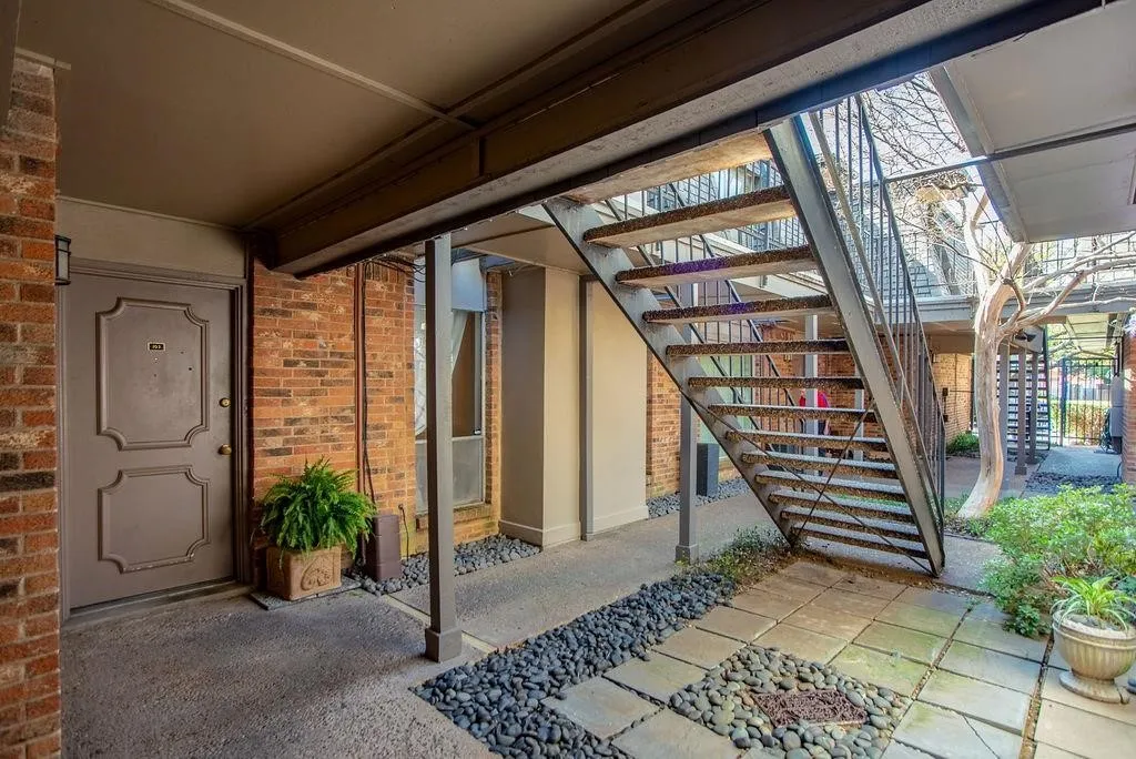 Condominium For Rent in Dallas County , 4112 Bowser Avenue 210, Dallas, Texas 75219, 1 Bedroom, 1 Bathroom, Garage spaces, 625 Sqft, built in 1968, mls#21398887, Real Estate Agent in Dallas, Homes For Rent in Dallas county, Homes For Rent in Dallas, Realtor in Dallas Texas, Real Estate Brokerage Independent Realty Texas, Luminita Cordes Realtor