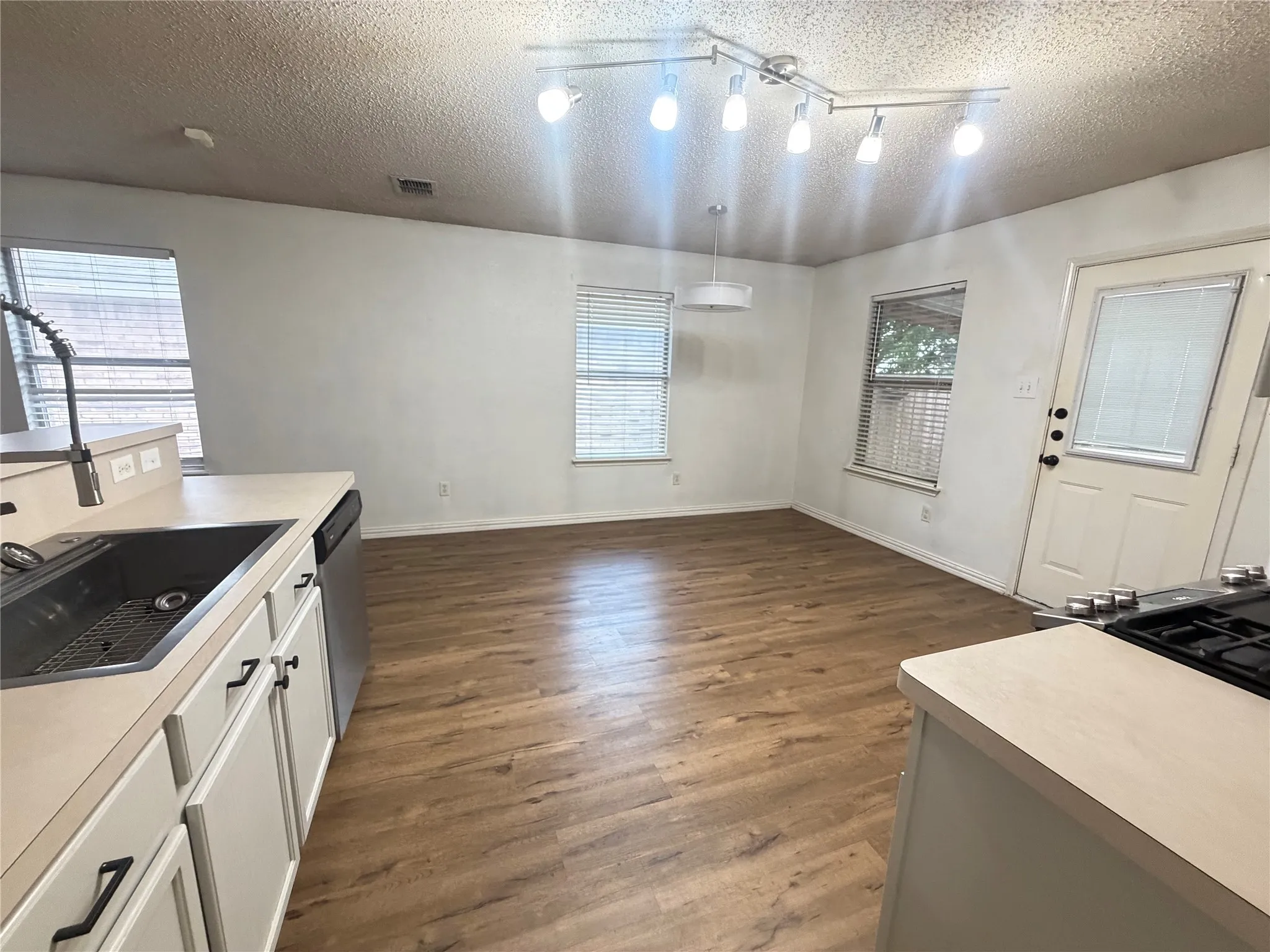 Single Family Residence For Rent in Kaufman County , 1131 Singletree Drive, Forney, Texas 75126, 3 Bedroom, 2 Bathroom, 2 Garage spaces, 1,612 Sqft, built in 2002, mls#21397384, Real Estate Agent in Forney, Homes For Rent in Kaufman county, Homes For Rent in Forney, Realtor in Forney Texas, Real Estate Brokerage Independent Realty Texas, Luminita Cordes Realtor