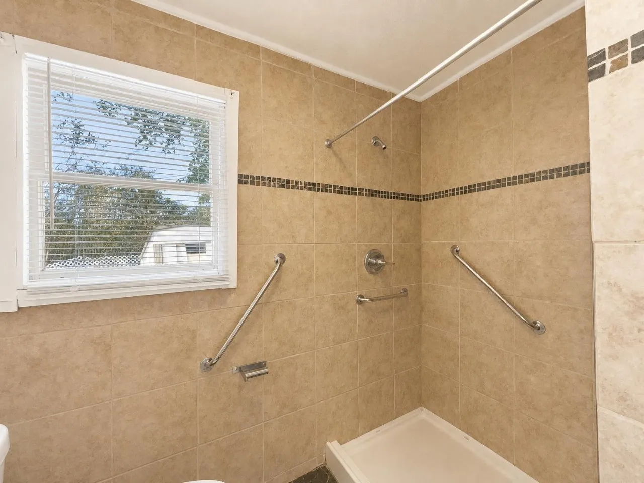Apartment For Rent in Tarrant County , 933 Gillham Road B, Fort Worth, Texas 76114, 1 Bedroom, 1 Bathroom, Garage spaces, 300 Sqft, built in 1937, mls#21398892, Real Estate Agent in Fort Worth, Homes For Rent in Tarrant county, Homes For Rent in Fort Worth, Realtor in Fort Worth Texas, Real Estate Brokerage Independent Realty Texas, Luminita Cordes Realtor
