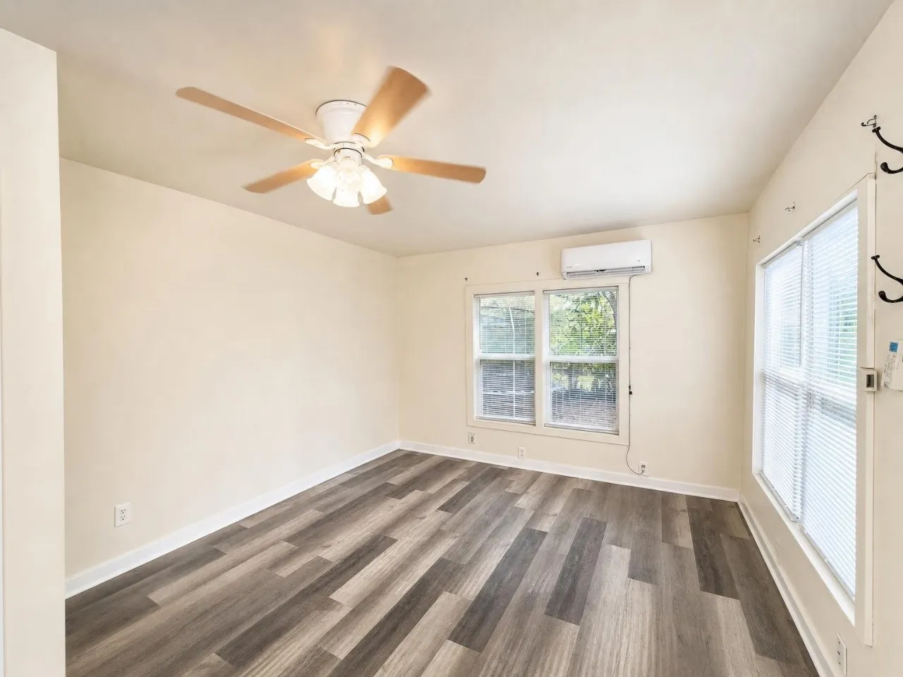 Apartment For Rent in Tarrant County , 933 Gillham Road B, Fort Worth, Texas 76114, 1 Bedroom, 1 Bathroom, Garage spaces, 300 Sqft, built in 1937, mls#21398892, Real Estate Agent in Fort Worth, Homes For Rent in Tarrant county, Homes For Rent in Fort Worth, Realtor in Fort Worth Texas, Real Estate Brokerage Independent Realty Texas, Luminita Cordes Realtor