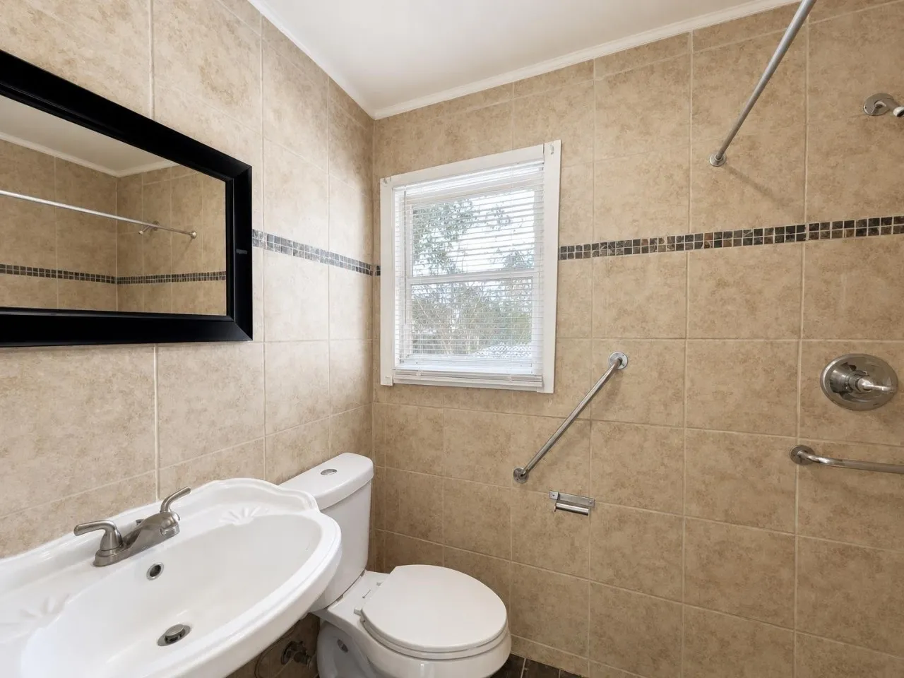 Apartment For Rent in Tarrant County , 933 Gillham Road B, Fort Worth, Texas 76114, 1 Bedroom, 1 Bathroom, Garage spaces, 300 Sqft, built in 1937, mls#21398892, Real Estate Agent in Fort Worth, Homes For Rent in Tarrant county, Homes For Rent in Fort Worth, Realtor in Fort Worth Texas, Real Estate Brokerage Independent Realty Texas, Luminita Cordes Realtor