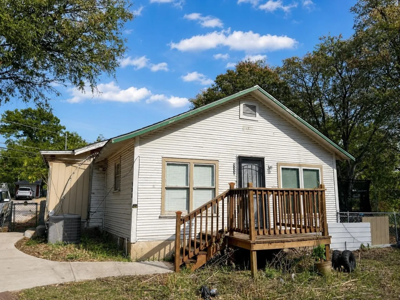 Apartment For Rent in Tarrant County , 933 Gillham Road B, Fort Worth, Texas 76114, 1 Bedroom, 1 Bathroom, Garage spaces, 300 Sqft, built in 1937, mls#21398892, Real Estate Agent in Fort Worth, Homes For Rent in Tarrant county, Homes For Rent in Fort Worth, Realtor in Fort Worth Texas, Real Estate Brokerage Independent Realty Texas, Luminita Cordes Realtor