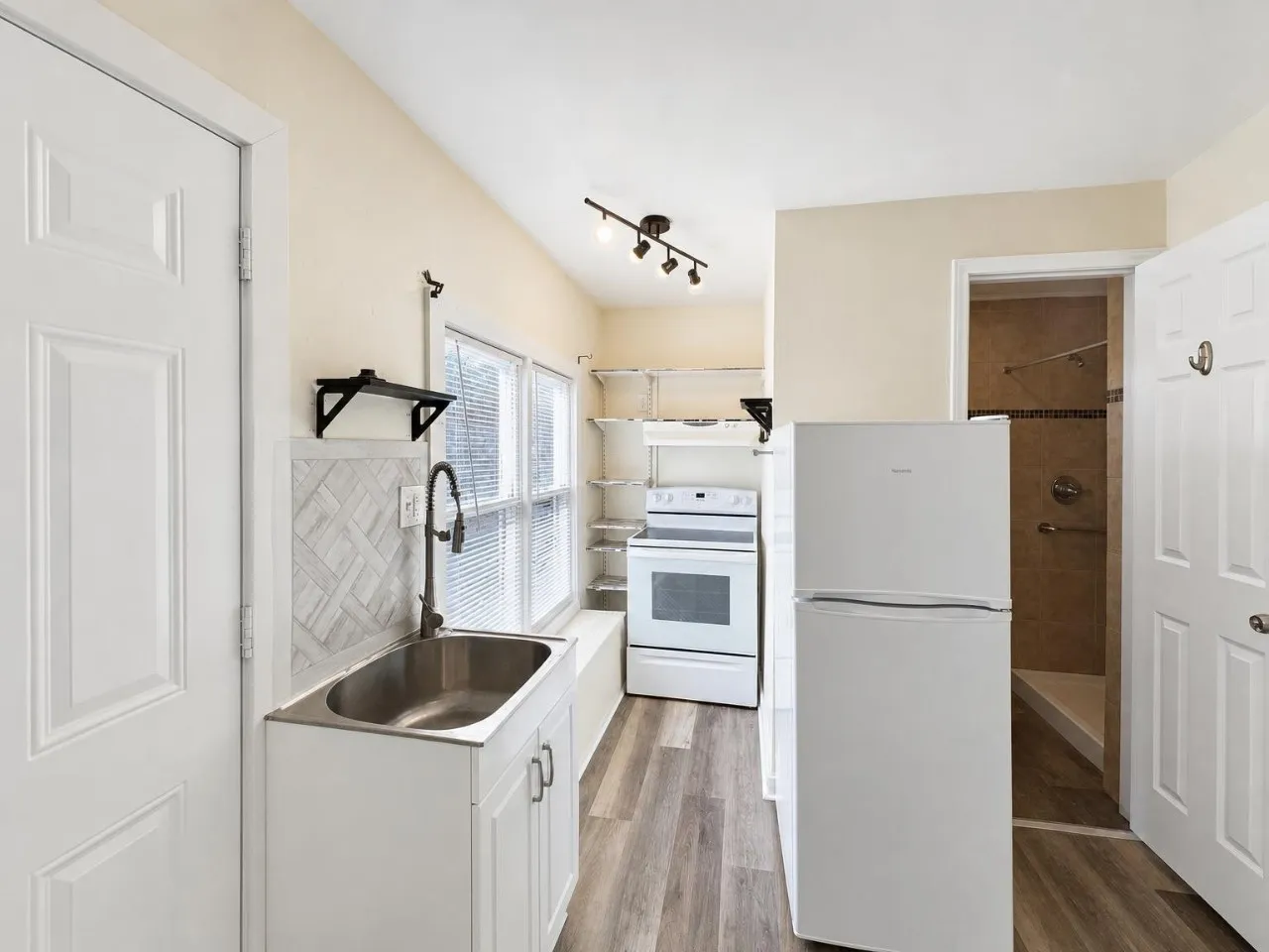 Apartment For Rent in Tarrant County , 933 Gillham Road B, Fort Worth, Texas 76114, 1 Bedroom, 1 Bathroom, Garage spaces, 300 Sqft, built in 1937, mls#21398892, Real Estate Agent in Fort Worth, Homes For Rent in Tarrant county, Homes For Rent in Fort Worth, Realtor in Fort Worth Texas, Real Estate Brokerage Independent Realty Texas, Luminita Cordes Realtor
