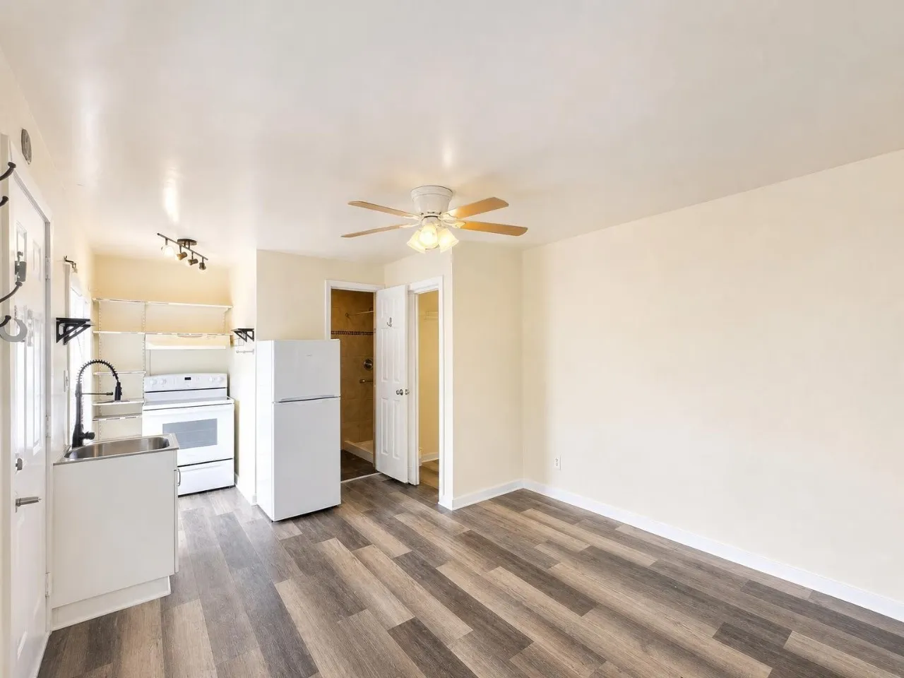Apartment For Rent in Tarrant County , 933 Gillham Road B, Fort Worth, Texas 76114, 1 Bedroom, 1 Bathroom, Garage spaces, 300 Sqft, built in 1937, mls#21398892, Real Estate Agent in Fort Worth, Homes For Rent in Tarrant county, Homes For Rent in Fort Worth, Realtor in Fort Worth Texas, Real Estate Brokerage Independent Realty Texas, Luminita Cordes Realtor