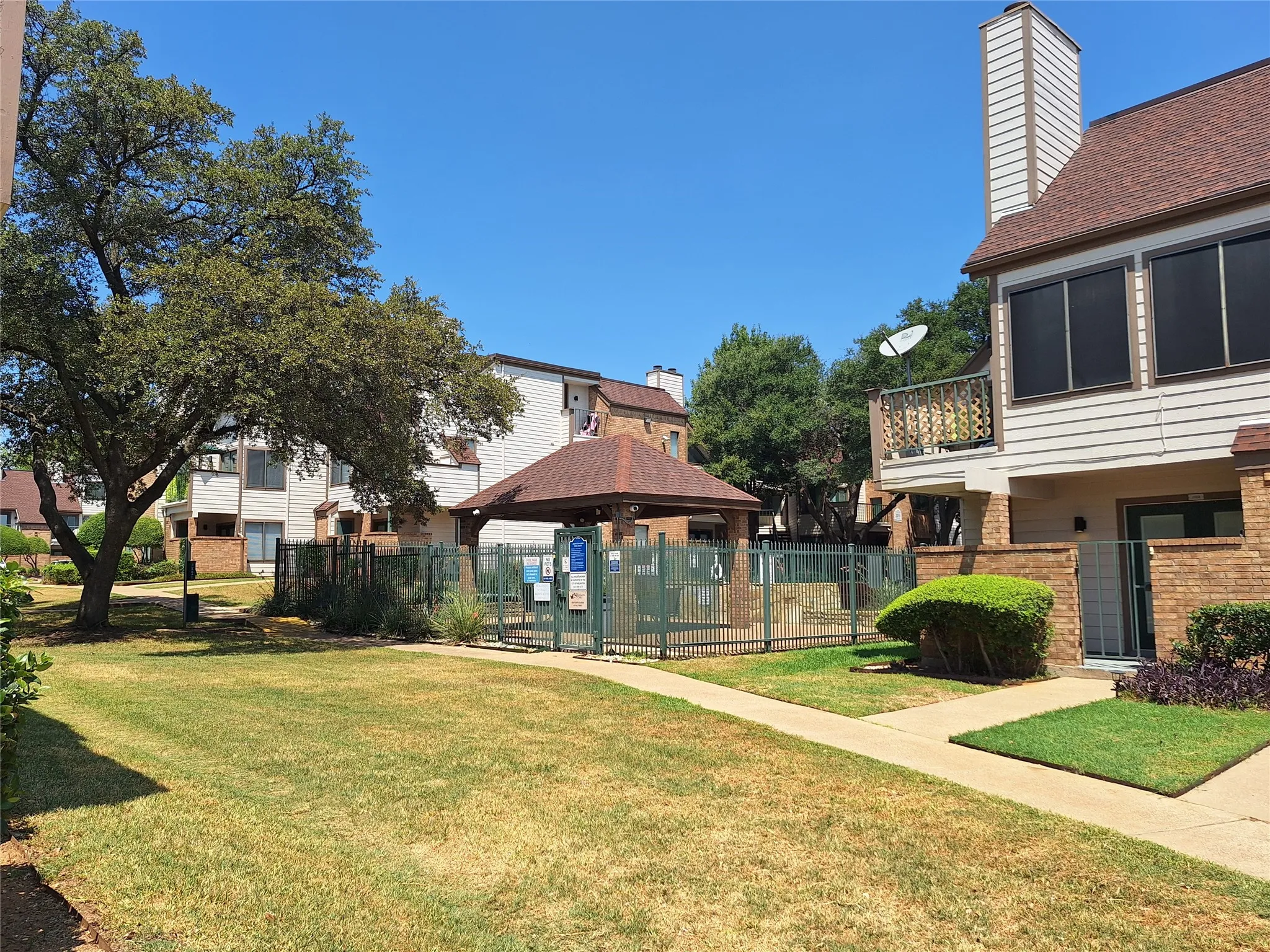 Condominium For Sale in Tarrant County , 2309 Balsam Drive K103, Arlington, Texas 76006, 1 Bedroom, 1 Bathroom, Garage spaces, 551 Sqft, built in 1981, mls#21398119, Real Estate Agent in Arlington, Homes For Sale in Tarrant county, Homes For Sale in Arlington, Realtor in Arlington Texas, Real Estate Brokerage Independent Realty Texas, Luminita Cordes Realtor