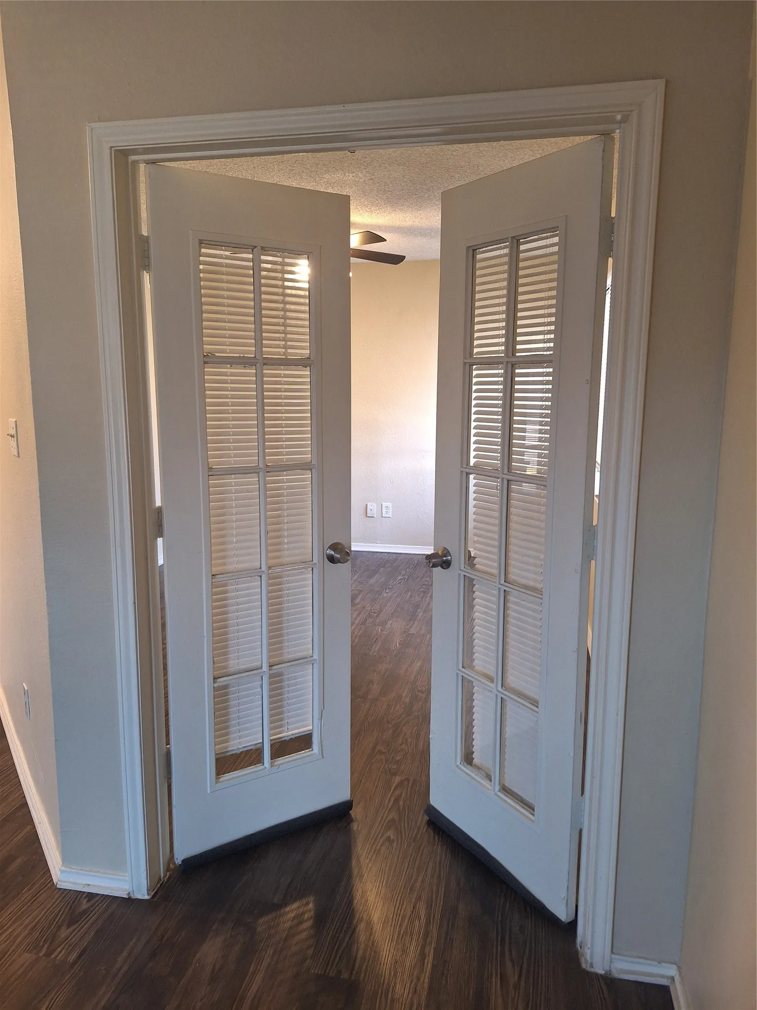 Condominium For Sale in Tarrant County , 2309 Balsam Drive K103, Arlington, Texas 76006, 1 Bedroom, 1 Bathroom, Garage spaces, 551 Sqft, built in 1981, mls#21398119, Real Estate Agent in Arlington, Homes For Sale in Tarrant county, Homes For Sale in Arlington, Realtor in Arlington Texas, Real Estate Brokerage Independent Realty Texas, Luminita Cordes Realtor