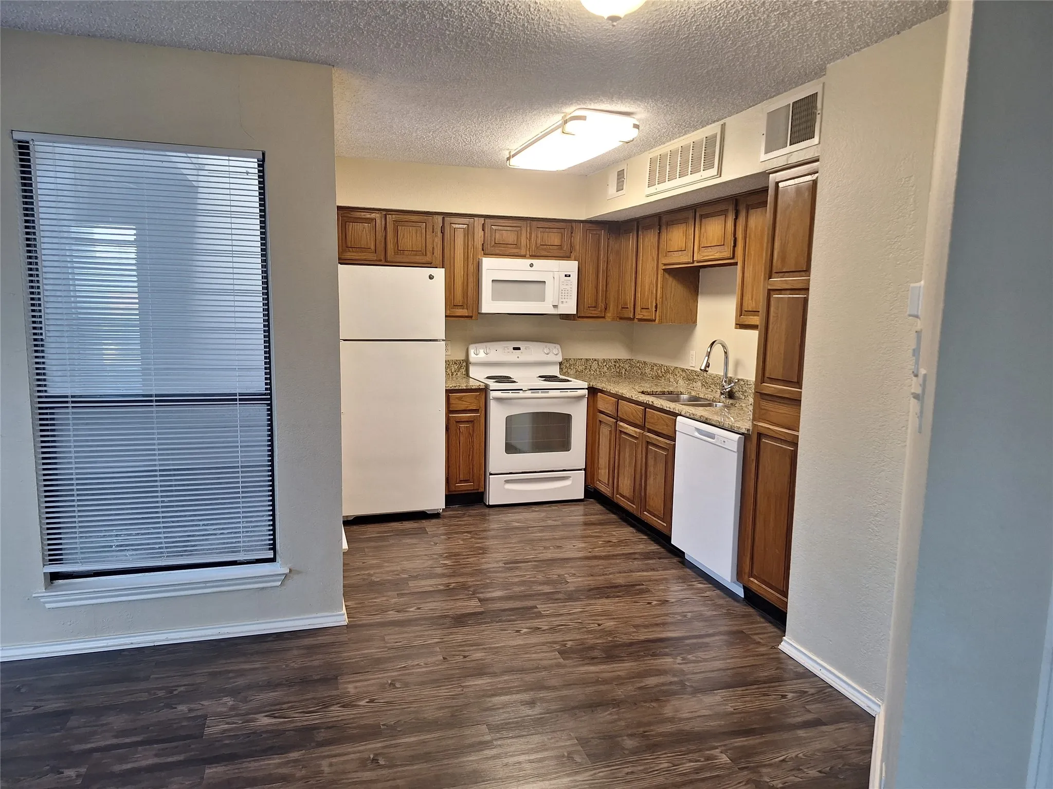 Condominium For Sale in Tarrant County , 2309 Balsam Drive K103, Arlington, Texas 76006, 1 Bedroom, 1 Bathroom, Garage spaces, 551 Sqft, built in 1981, mls#21398119, Real Estate Agent in Arlington, Homes For Sale in Tarrant county, Homes For Sale in Arlington, Realtor in Arlington Texas, Real Estate Brokerage Independent Realty Texas, Luminita Cordes Realtor