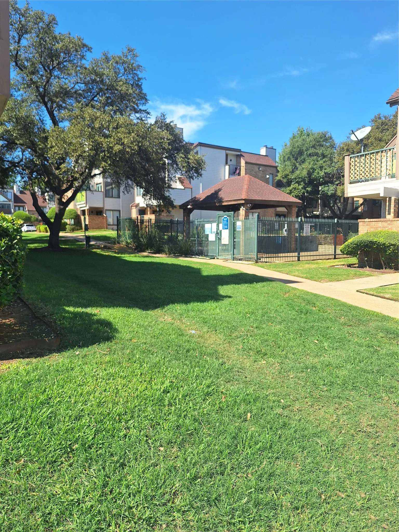 Condominium For Sale in Tarrant County , 2309 Balsam Drive K103, Arlington, Texas 76006, 1 Bedroom, 1 Bathroom, Garage spaces, 551 Sqft, built in 1981, mls#21398119, Real Estate Agent in Arlington, Homes For Sale in Tarrant county, Homes For Sale in Arlington, Realtor in Arlington Texas, Real Estate Brokerage Independent Realty Texas, Luminita Cordes Realtor