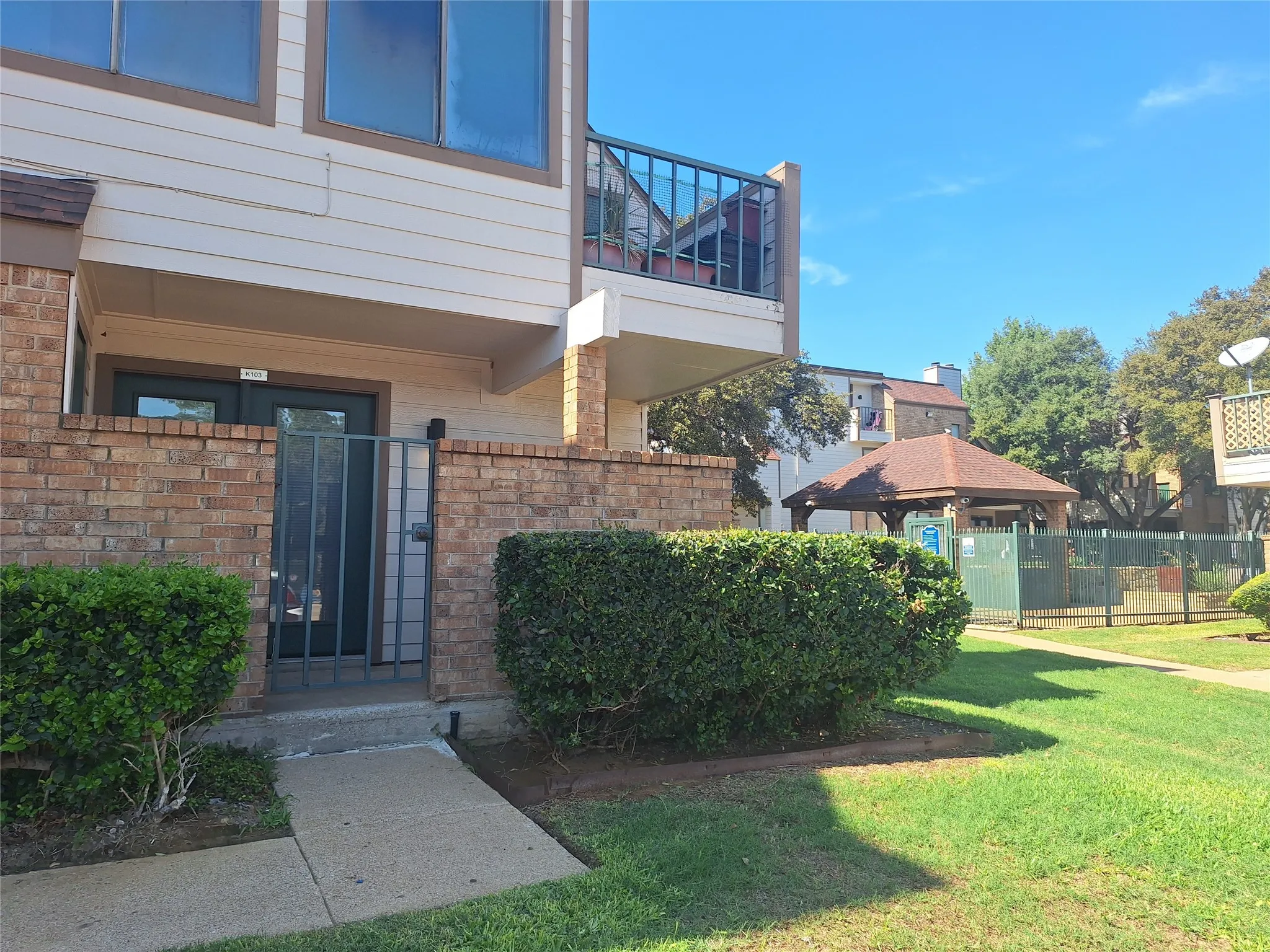 Condominium For Sale in Tarrant County , 2309 Balsam Drive K103, Arlington, Texas 76006, 1 Bedroom, 1 Bathroom, Garage spaces, 551 Sqft, built in 1981, mls#21398119, Real Estate Agent in Arlington, Homes For Sale in Tarrant county, Homes For Sale in Arlington, Realtor in Arlington Texas, Real Estate Brokerage Independent Realty Texas, Luminita Cordes Realtor