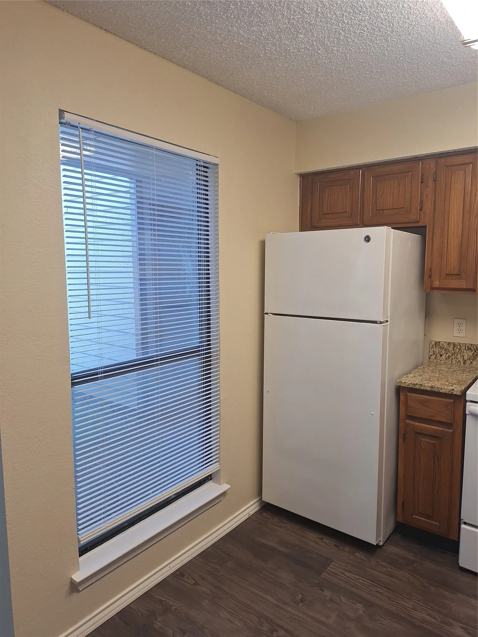 Condominium For Sale in Tarrant County , 2309 Balsam Drive K103, Arlington, Texas 76006, 1 Bedroom, 1 Bathroom, Garage spaces, 551 Sqft, built in 1981, mls#21398119, Real Estate Agent in Arlington, Homes For Sale in Tarrant county, Homes For Sale in Arlington, Realtor in Arlington Texas, Real Estate Brokerage Independent Realty Texas, Luminita Cordes Realtor