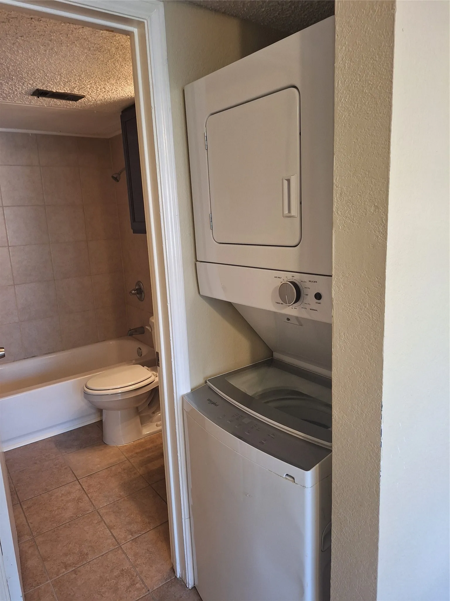 Condominium For Sale in Tarrant County , 2309 Balsam Drive K103, Arlington, Texas 76006, 1 Bedroom, 1 Bathroom, Garage spaces, 551 Sqft, built in 1981, mls#21398119, Real Estate Agent in Arlington, Homes For Sale in Tarrant county, Homes For Sale in Arlington, Realtor in Arlington Texas, Real Estate Brokerage Independent Realty Texas, Luminita Cordes Realtor