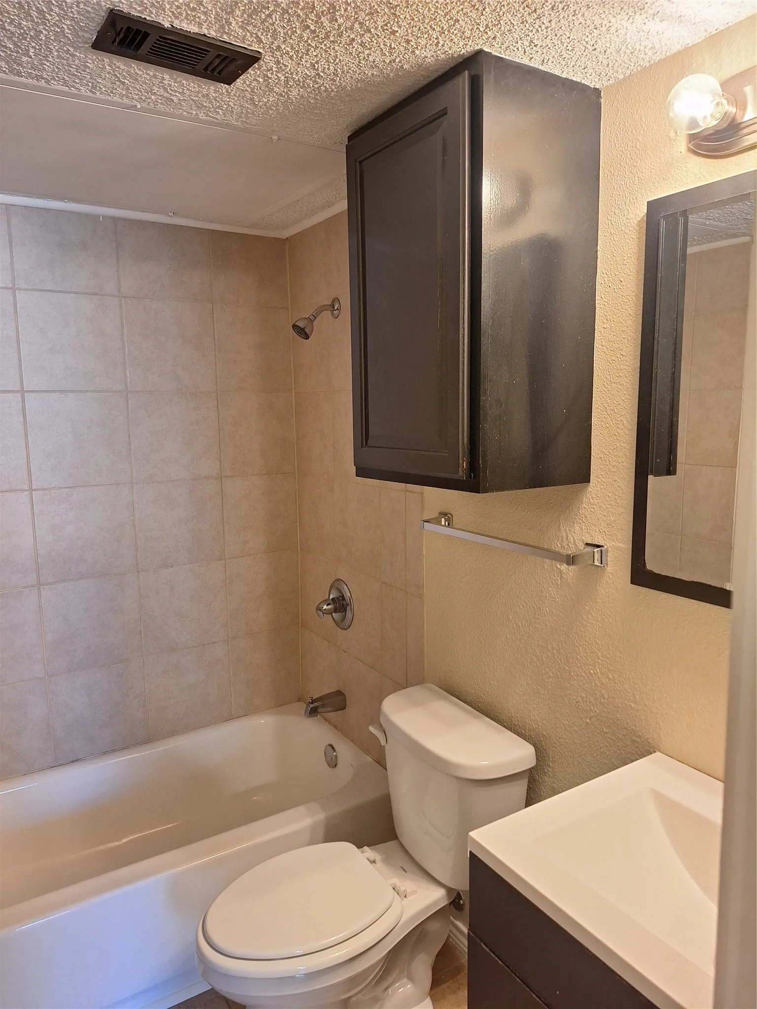 Condominium For Sale in Tarrant County , 2309 Balsam Drive K103, Arlington, Texas 76006, 1 Bedroom, 1 Bathroom, Garage spaces, 551 Sqft, built in 1981, mls#21398119, Real Estate Agent in Arlington, Homes For Sale in Tarrant county, Homes For Sale in Arlington, Realtor in Arlington Texas, Real Estate Brokerage Independent Realty Texas, Luminita Cordes Realtor