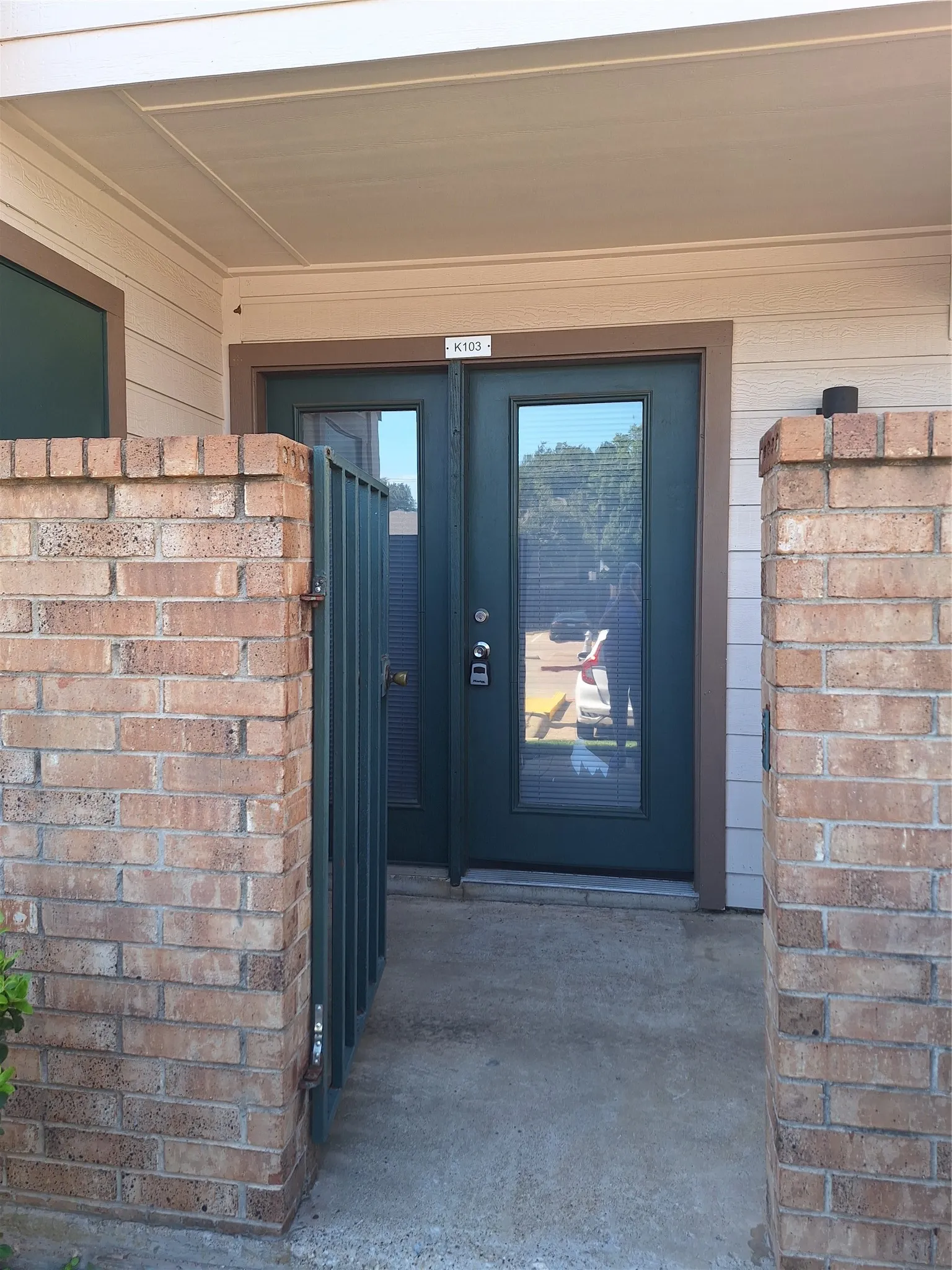 Condominium For Sale in Tarrant County , 2309 Balsam Drive K103, Arlington, Texas 76006, 1 Bedroom, 1 Bathroom, Garage spaces, 551 Sqft, built in 1981, mls#21398119, Real Estate Agent in Arlington, Homes For Sale in Tarrant county, Homes For Sale in Arlington, Realtor in Arlington Texas, Real Estate Brokerage Independent Realty Texas, Luminita Cordes Realtor