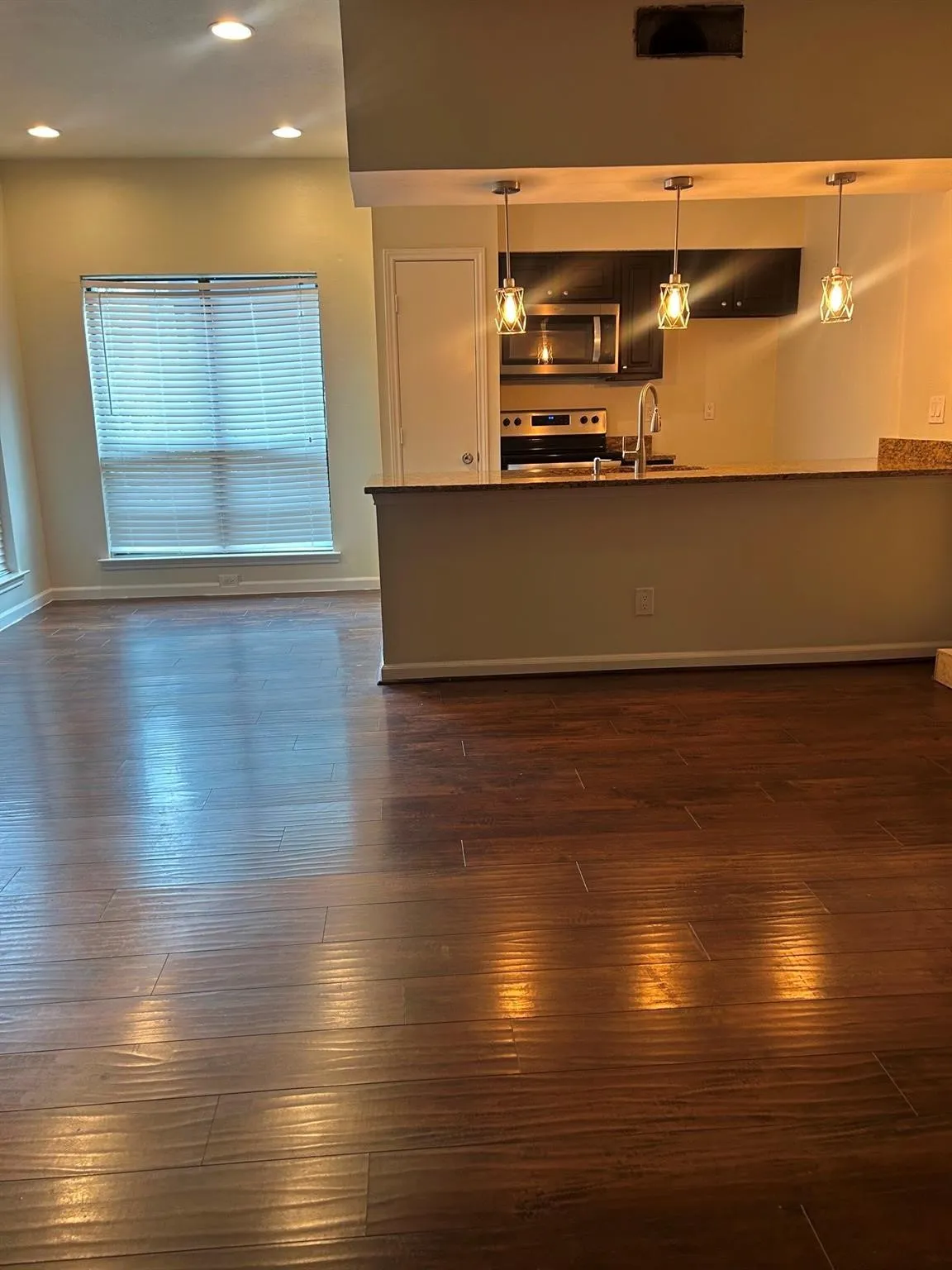 Apartment For Rent in Dallas County , 7525 Holly Hill Drive 45, Dallas, Texas 75231, 1 Bedroom, 1 Bathroom, Garage spaces, 863 Sqft, built in 1980, mls#21398906, Real Estate Agent in Dallas, Homes For Rent in Dallas county, Homes For Rent in Dallas, Realtor in Dallas Texas, Real Estate Brokerage Independent Realty Texas, Luminita Cordes Realtor