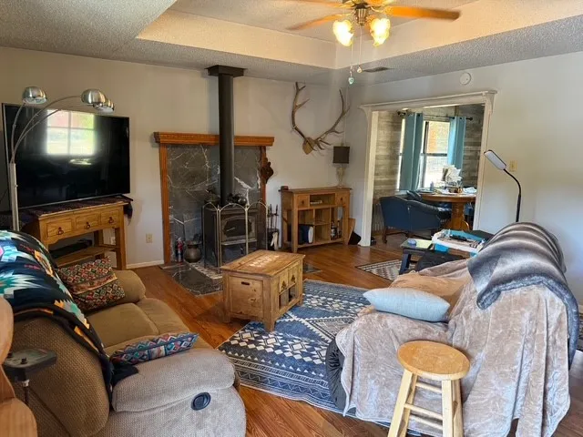 Single Family Residence For Sale in Marion County , 298 Desoto St., Jefferson, Texas 75657, 2 Bedroom, 2 Bathroom, Garage spaces, 1,220 Sqft, built in 1995, mls#21398909, Real Estate Agent in Jefferson, Homes For Sale in Marion county, Homes For Sale in Jefferson, Realtor in Jefferson Texas, Real Estate Brokerage Independent Realty Texas, Luminita Cordes Realtor
