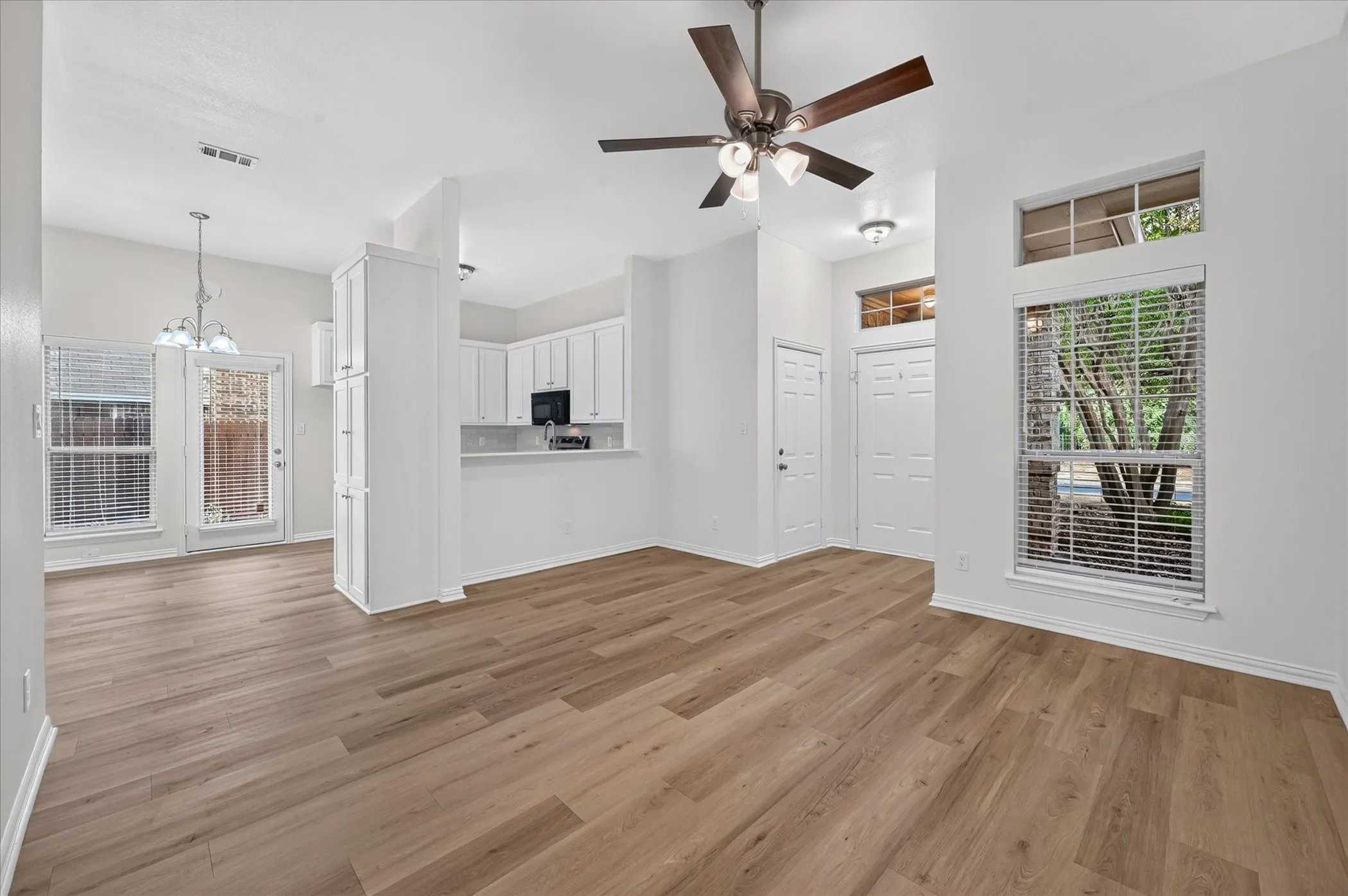 Duplex For Rent in Denton County , 4125-4127 Spring Meadow Lane, Flower Mound, Texas 75028, 3 Bedroom, 2 Bathroom, 2 Garage spaces, 1,150 Sqft, built in 1998, mls#21394194, Real Estate Agent in Flower Mound, Homes For Rent in Denton county, Homes For Rent in Flower Mound, Realtor in Flower Mound Texas, Real Estate Brokerage Independent Realty Texas, Luminita Cordes Realtor