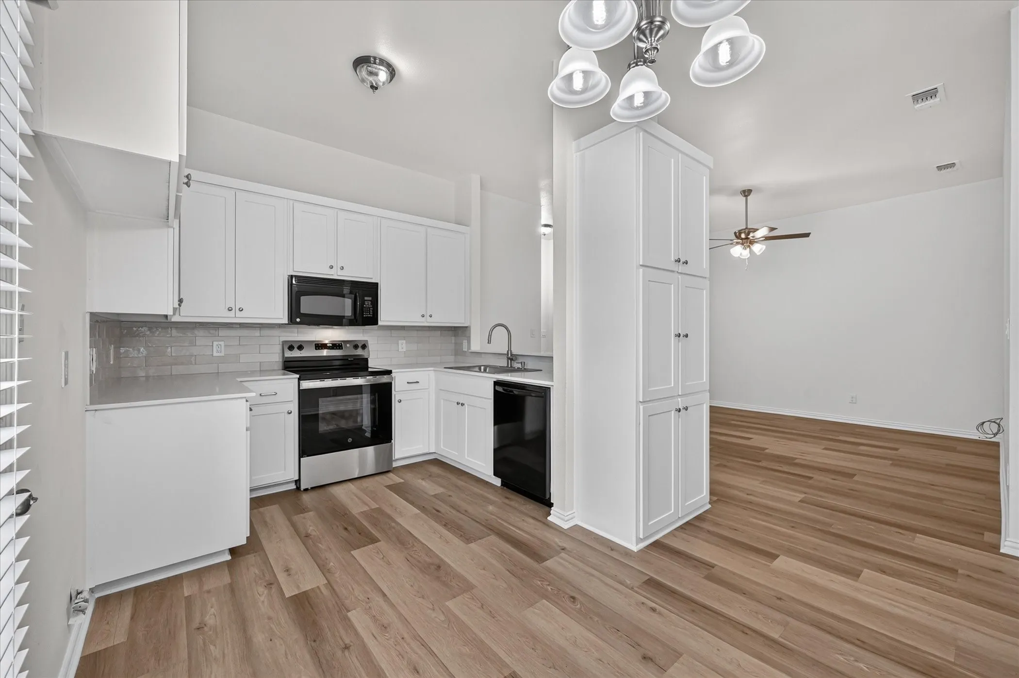 Duplex For Rent in Denton County , 4125-4127 Spring Meadow Lane, Flower Mound, Texas 75028, 3 Bedroom, 2 Bathroom, 2 Garage spaces, 1,150 Sqft, built in 1998, mls#21394194, Real Estate Agent in Flower Mound, Homes For Rent in Denton county, Homes For Rent in Flower Mound, Realtor in Flower Mound Texas, Real Estate Brokerage Independent Realty Texas, Luminita Cordes Realtor