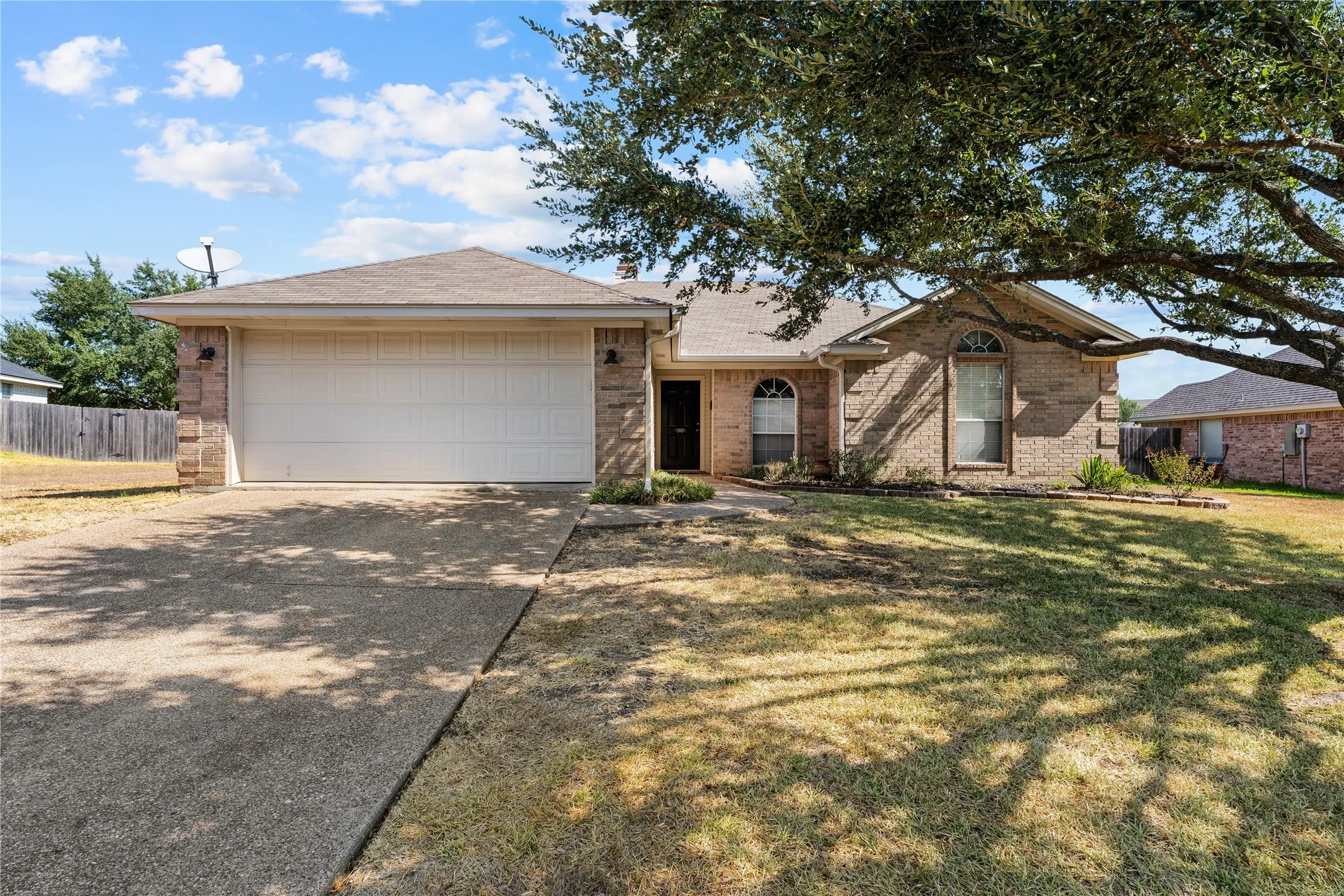 Single Family Residence For Sale in Mc Lennan County , 624 Willow Creek Drive, Hewitt, Texas 76643, 3 Bedroom, 2 Bathroom, 2 Garage spaces, 1,527 Sqft, built in 1999, mls#21398900, Real Estate Agent in Hewitt, Homes For Sale in Mc Lennan county, Homes For Sale in Hewitt, Realtor in Hewitt Texas, Real Estate Brokerage Independent Realty Texas, Luminita Cordes Realtor