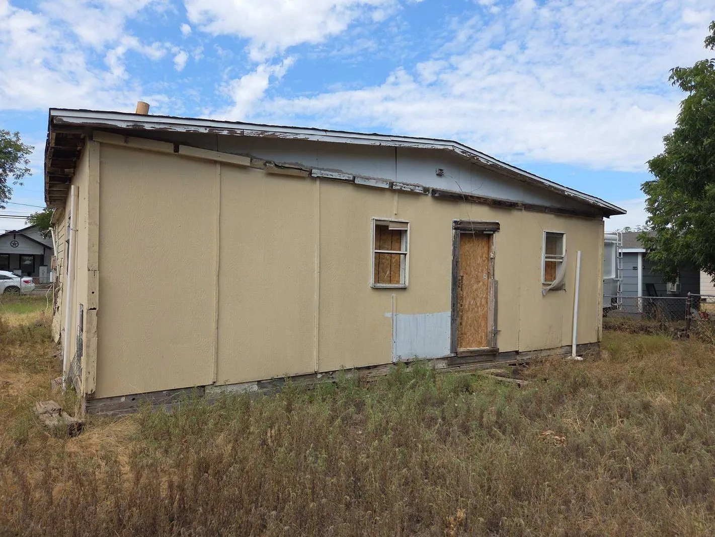 Single Family Residence For Sale in Coleman County , 1015 S Pecos Street, Coleman, Texas 76834, 2 Bedroom, 1 Bathroom, Garage spaces, 986 Sqft, built in 1950, mls#21398939, Real Estate Agent in Coleman, Homes For Sale in Coleman county, Homes For Sale in Coleman, Realtor in Coleman Texas, Real Estate Brokerage Independent Realty Texas, Luminita Cordes Realtor