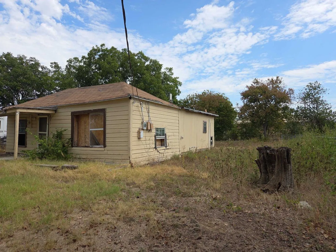 Single Family Residence For Sale in Coleman County , 1015 S Pecos Street, Coleman, Texas 76834, 2 Bedroom, 1 Bathroom, Garage spaces, 986 Sqft, built in 1950, mls#21398939, Real Estate Agent in Coleman, Homes For Sale in Coleman county, Homes For Sale in Coleman, Realtor in Coleman Texas, Real Estate Brokerage Independent Realty Texas, Luminita Cordes Realtor