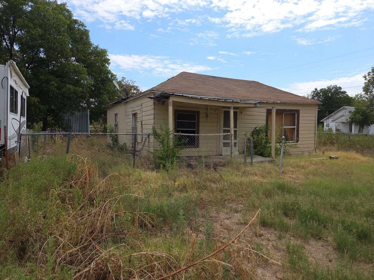 Single Family Residence For Sale in Coleman County , 1015 S Pecos Street, Coleman, Texas 76834, 2 Bedroom, 1 Bathroom, Garage spaces, 986 Sqft, built in 1950, mls#21398939, Real Estate Agent in Coleman, Homes For Sale in Coleman county, Homes For Sale in Coleman, Realtor in Coleman Texas, Real Estate Brokerage Independent Realty Texas, Luminita Cordes Realtor