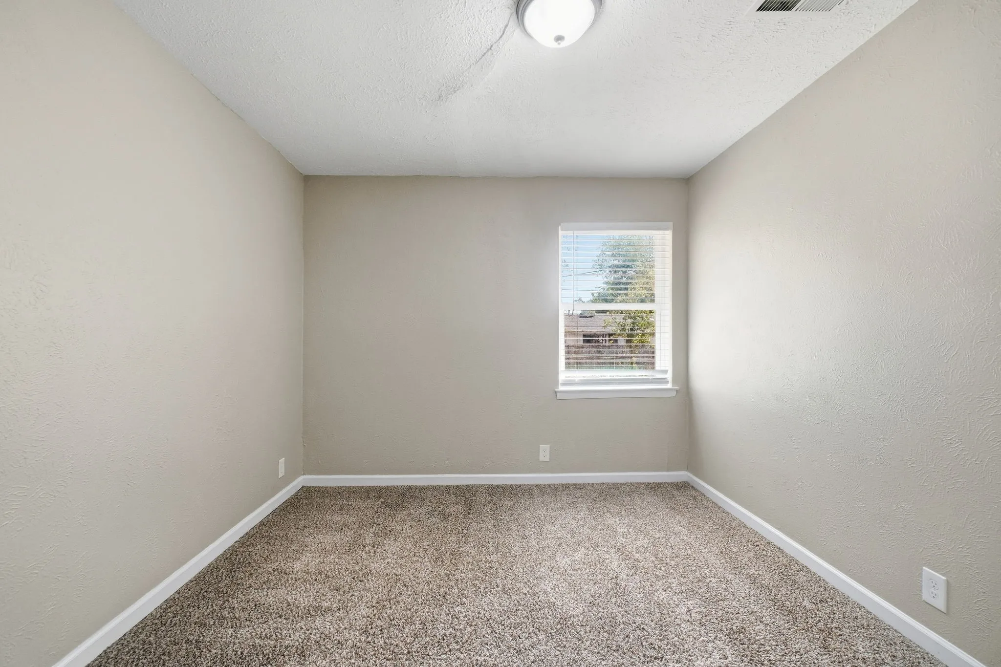 Single Family Residence For Sale in Dallas County , 2740 Blue Ridge Drive, Mesquite, Texas 75150, 3 Bedroom, 1 Bathroom, Garage spaces, 1,209 Sqft, built in 1960, mls#21338097, Real Estate Agent in Mesquite, Homes For Sale in Dallas county, Homes For Sale in Mesquite, Realtor in Mesquite Texas, Real Estate Brokerage Independent Realty Texas, Luminita Cordes Realtor