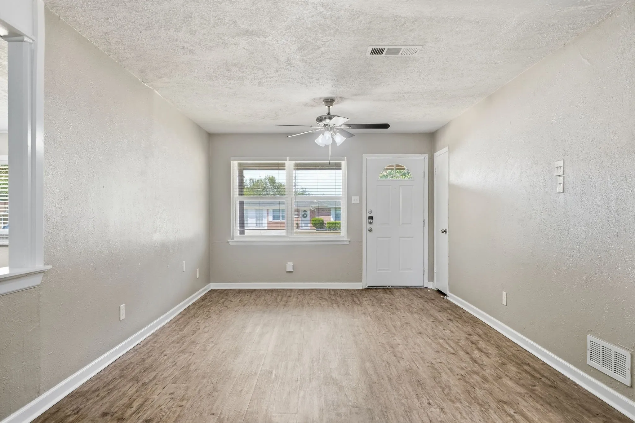 Single Family Residence For Sale in Dallas County , 2740 Blue Ridge Drive, Mesquite, Texas 75150, 3 Bedroom, 1 Bathroom, Garage spaces, 1,209 Sqft, built in 1960, mls#21338097, Real Estate Agent in Mesquite, Homes For Sale in Dallas county, Homes For Sale in Mesquite, Realtor in Mesquite Texas, Real Estate Brokerage Independent Realty Texas, Luminita Cordes Realtor