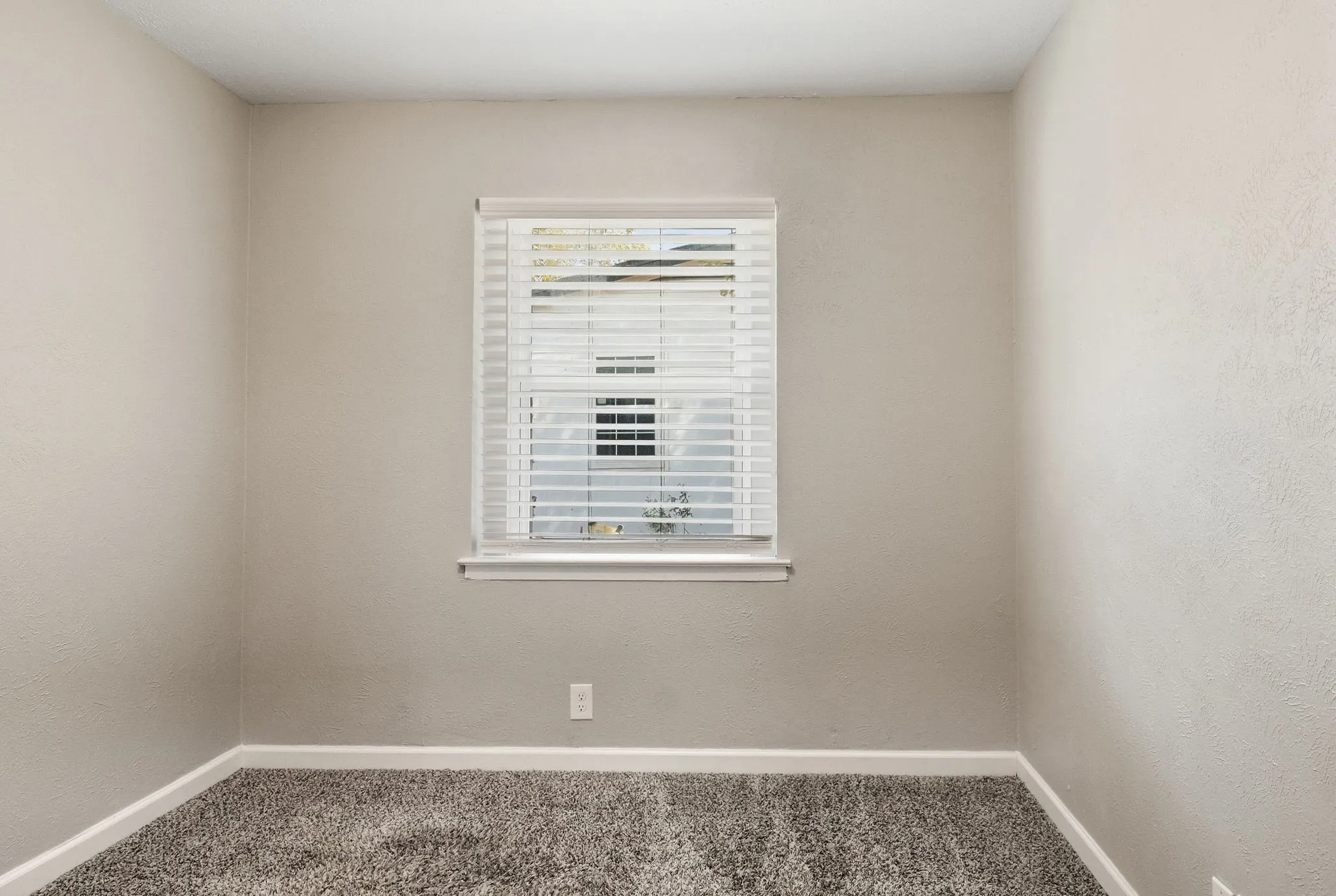 Single Family Residence For Sale in Dallas County , 2740 Blue Ridge Drive, Mesquite, Texas 75150, 3 Bedroom, 1 Bathroom, Garage spaces, 1,209 Sqft, built in 1960, mls#21338097, Real Estate Agent in Mesquite, Homes For Sale in Dallas county, Homes For Sale in Mesquite, Realtor in Mesquite Texas, Real Estate Brokerage Independent Realty Texas, Luminita Cordes Realtor