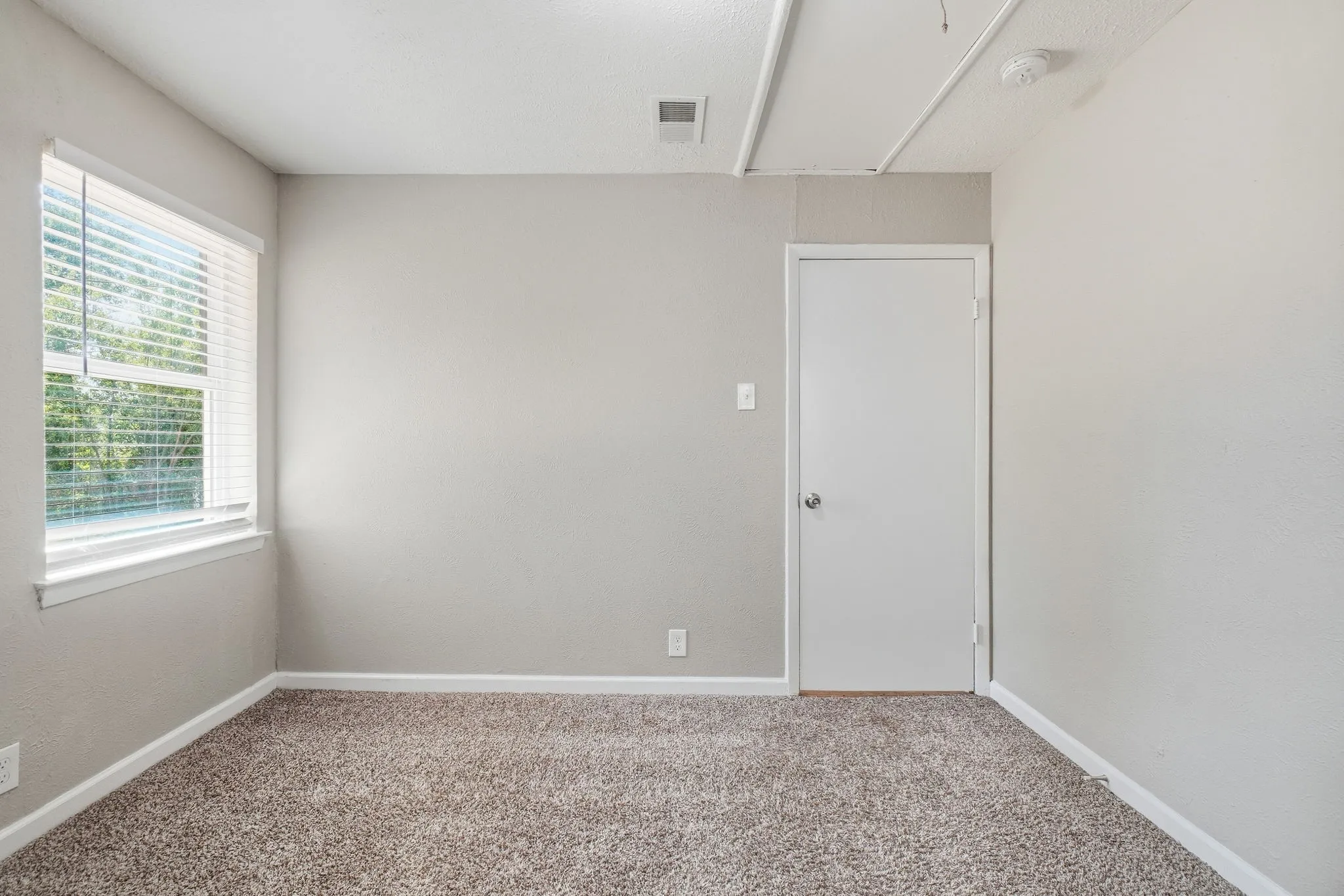 Single Family Residence For Sale in Dallas County , 2740 Blue Ridge Drive, Mesquite, Texas 75150, 3 Bedroom, 1 Bathroom, Garage spaces, 1,209 Sqft, built in 1960, mls#21338097, Real Estate Agent in Mesquite, Homes For Sale in Dallas county, Homes For Sale in Mesquite, Realtor in Mesquite Texas, Real Estate Brokerage Independent Realty Texas, Luminita Cordes Realtor