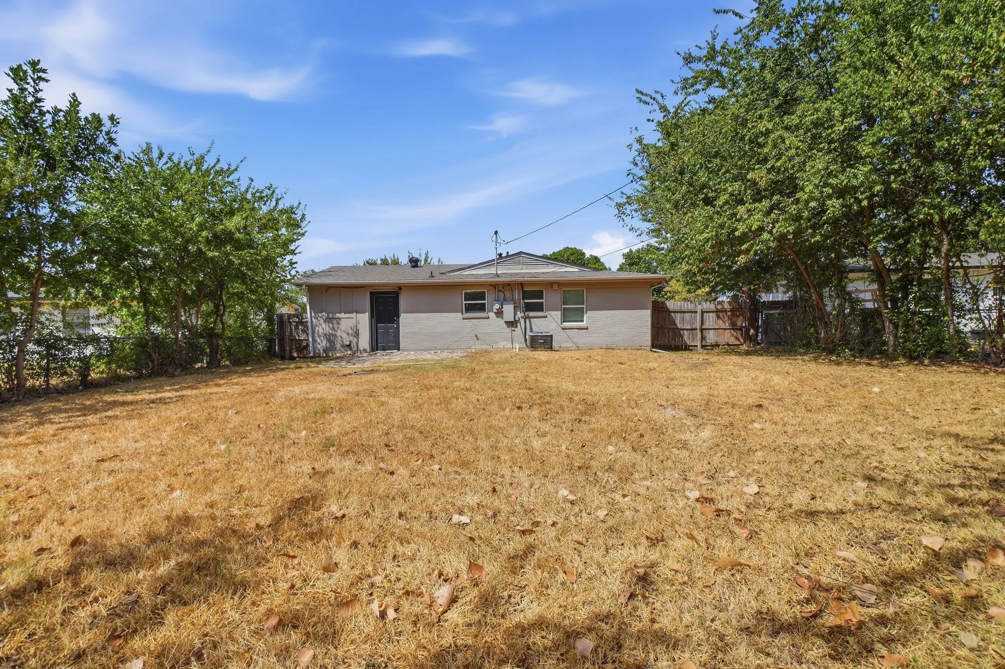 Single Family Residence For Sale in Dallas County , 2740 Blue Ridge Drive, Mesquite, Texas 75150, 3 Bedroom, 1 Bathroom, Garage spaces, 1,209 Sqft, built in 1960, mls#21338097, Real Estate Agent in Mesquite, Homes For Sale in Dallas county, Homes For Sale in Mesquite, Realtor in Mesquite Texas, Real Estate Brokerage Independent Realty Texas, Luminita Cordes Realtor
