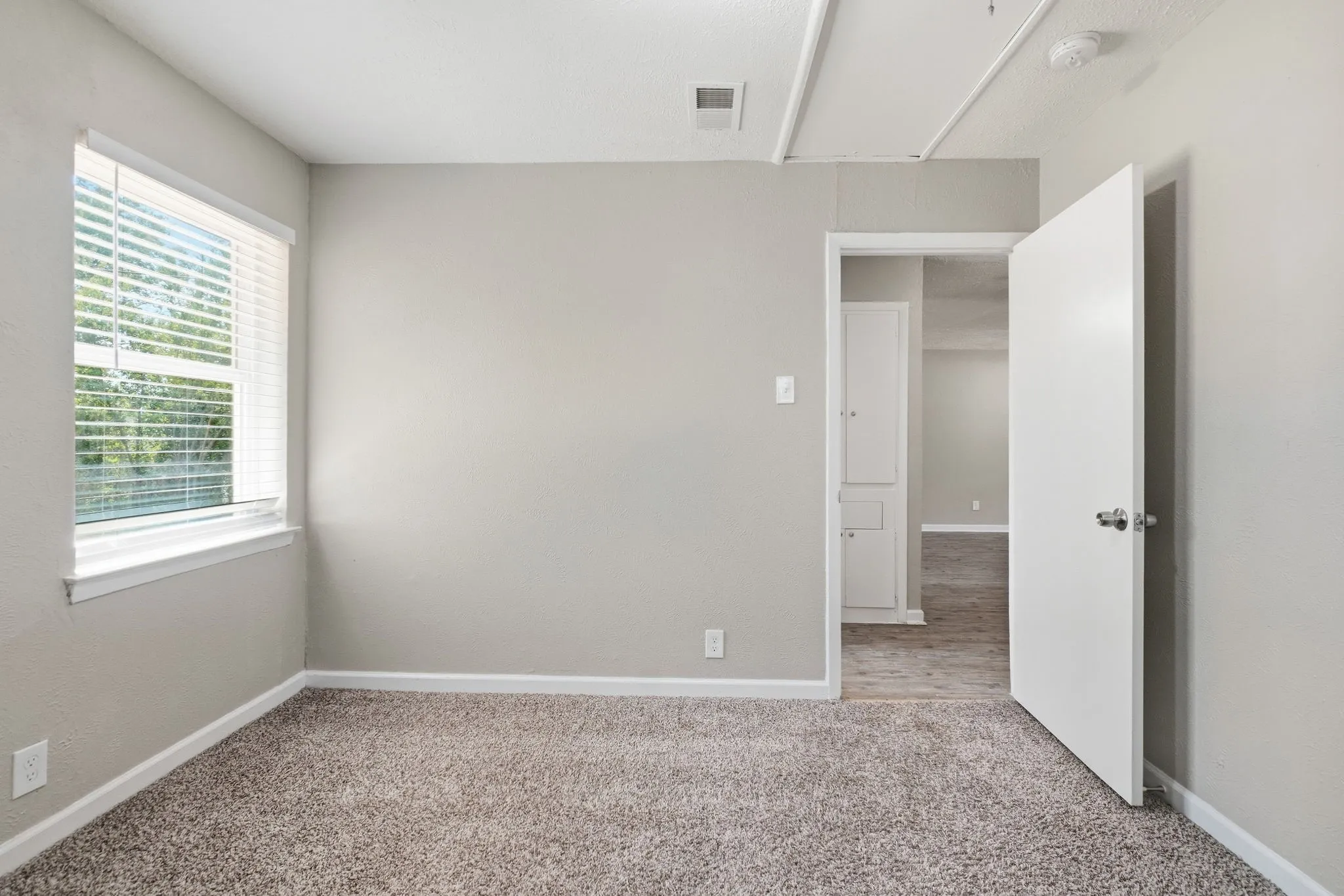 Single Family Residence For Sale in Dallas County , 2740 Blue Ridge Drive, Mesquite, Texas 75150, 3 Bedroom, 1 Bathroom, Garage spaces, 1,209 Sqft, built in 1960, mls#21338097, Real Estate Agent in Mesquite, Homes For Sale in Dallas county, Homes For Sale in Mesquite, Realtor in Mesquite Texas, Real Estate Brokerage Independent Realty Texas, Luminita Cordes Realtor