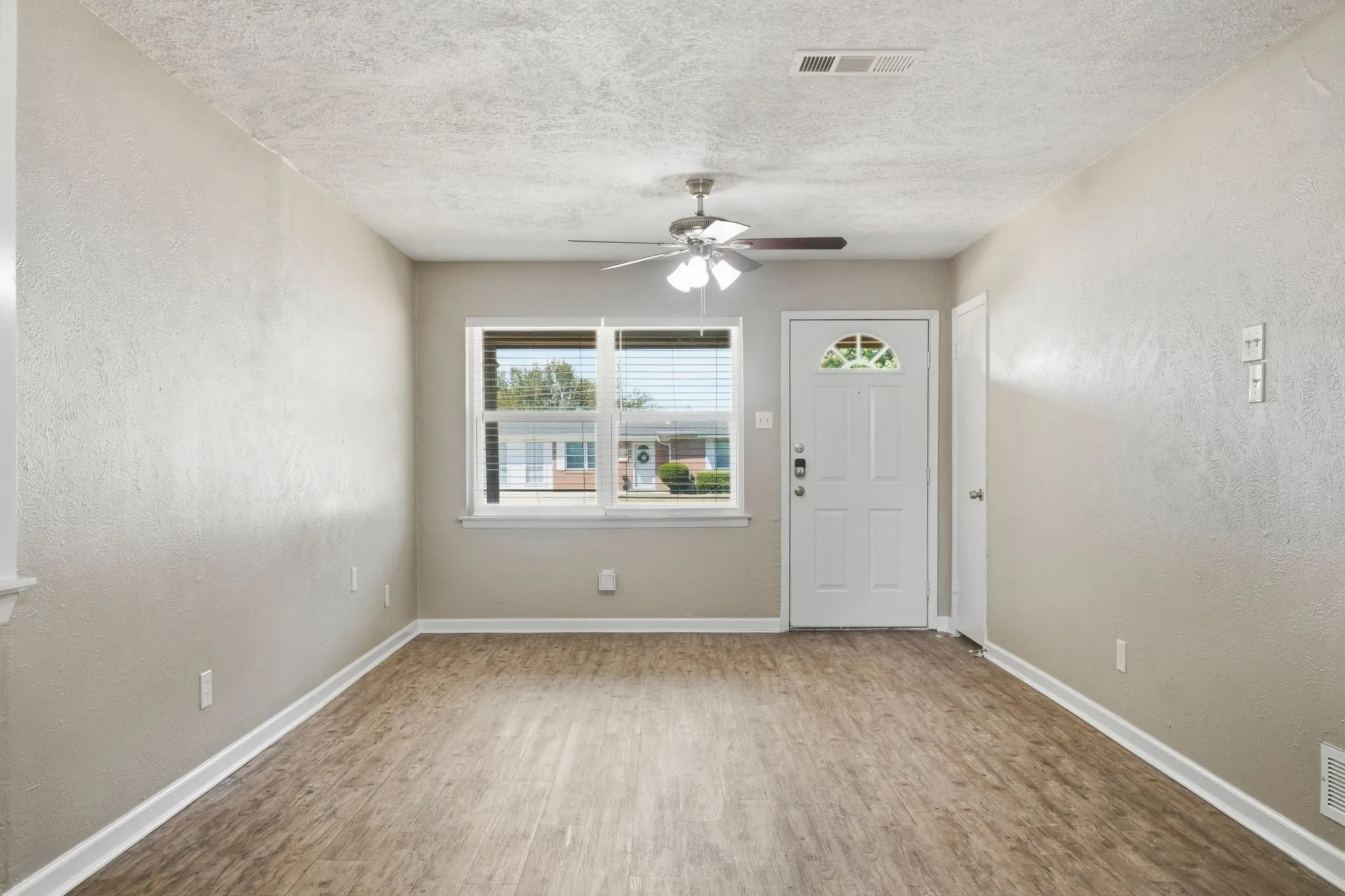 Single Family Residence For Sale in Dallas County , 2740 Blue Ridge Drive, Mesquite, Texas 75150, 3 Bedroom, 1 Bathroom, Garage spaces, 1,209 Sqft, built in 1960, mls#21338097, Real Estate Agent in Mesquite, Homes For Sale in Dallas county, Homes For Sale in Mesquite, Realtor in Mesquite Texas, Real Estate Brokerage Independent Realty Texas, Luminita Cordes Realtor
