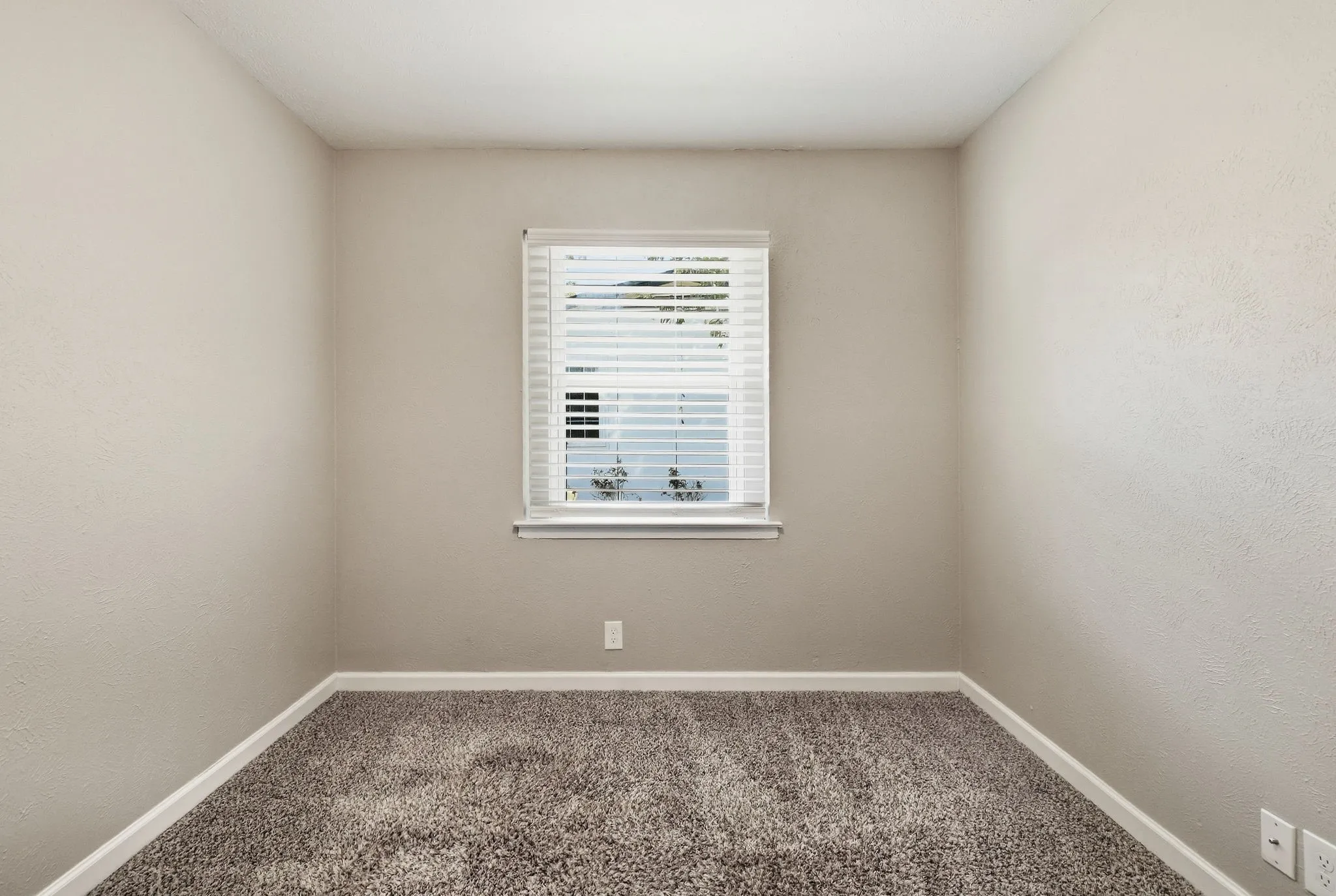 Single Family Residence For Sale in Dallas County , 2740 Blue Ridge Drive, Mesquite, Texas 75150, 3 Bedroom, 1 Bathroom, Garage spaces, 1,209 Sqft, built in 1960, mls#21338097, Real Estate Agent in Mesquite, Homes For Sale in Dallas county, Homes For Sale in Mesquite, Realtor in Mesquite Texas, Real Estate Brokerage Independent Realty Texas, Luminita Cordes Realtor