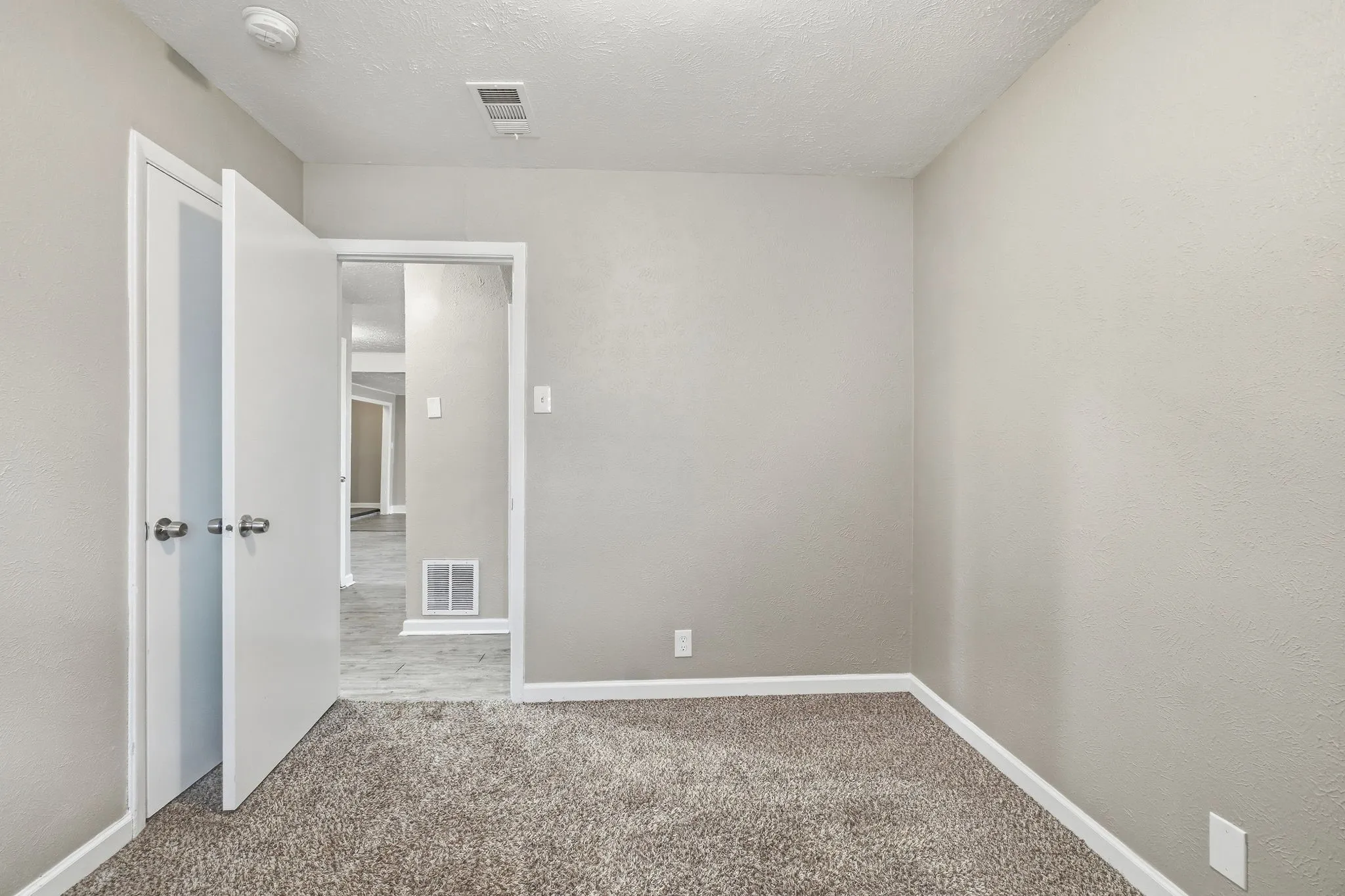 Single Family Residence For Sale in Dallas County , 2740 Blue Ridge Drive, Mesquite, Texas 75150, 3 Bedroom, 1 Bathroom, Garage spaces, 1,209 Sqft, built in 1960, mls#21338097, Real Estate Agent in Mesquite, Homes For Sale in Dallas county, Homes For Sale in Mesquite, Realtor in Mesquite Texas, Real Estate Brokerage Independent Realty Texas, Luminita Cordes Realtor