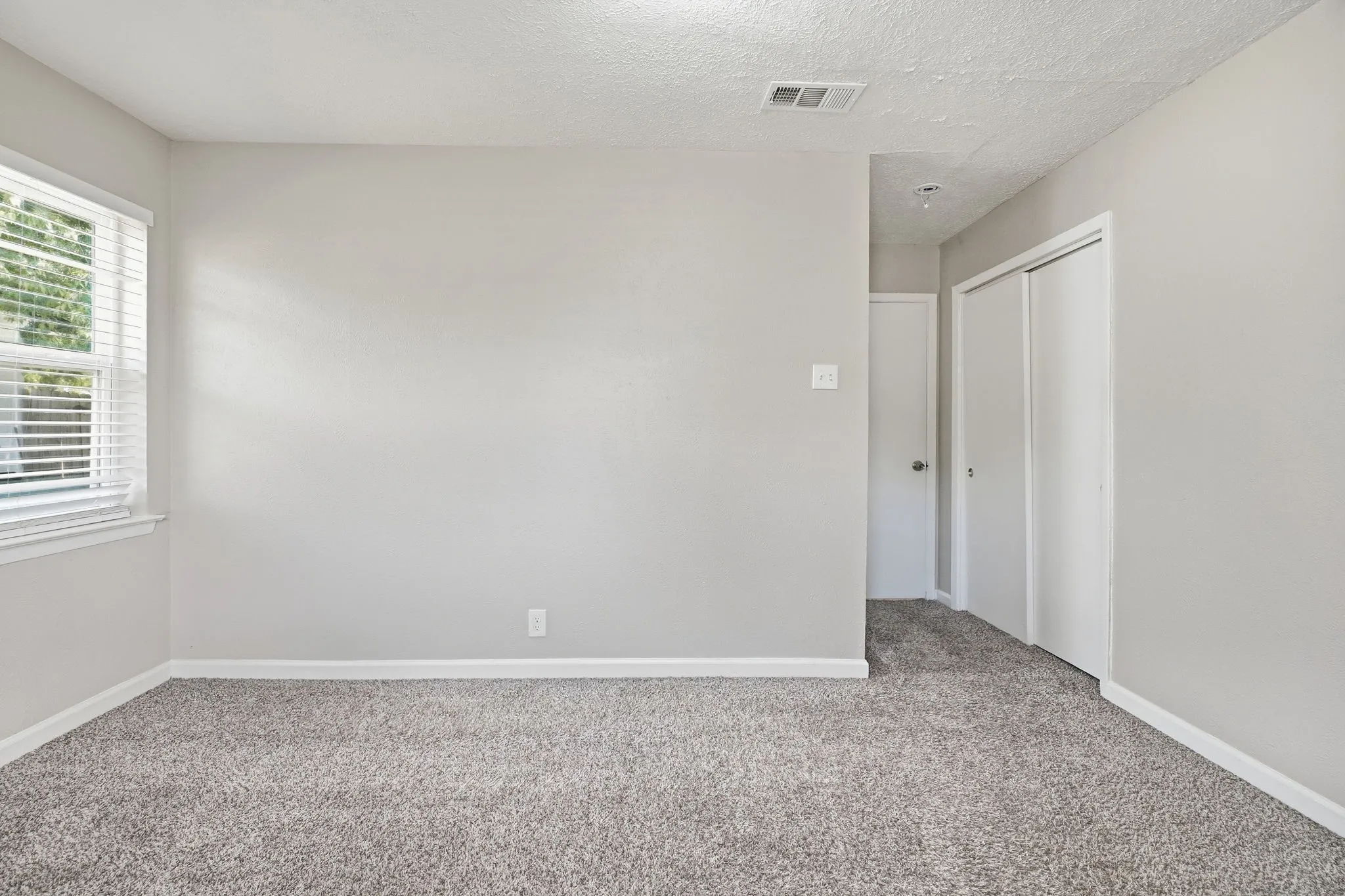 Single Family Residence For Sale in Dallas County , 2740 Blue Ridge Drive, Mesquite, Texas 75150, 3 Bedroom, 1 Bathroom, Garage spaces, 1,209 Sqft, built in 1960, mls#21338097, Real Estate Agent in Mesquite, Homes For Sale in Dallas county, Homes For Sale in Mesquite, Realtor in Mesquite Texas, Real Estate Brokerage Independent Realty Texas, Luminita Cordes Realtor