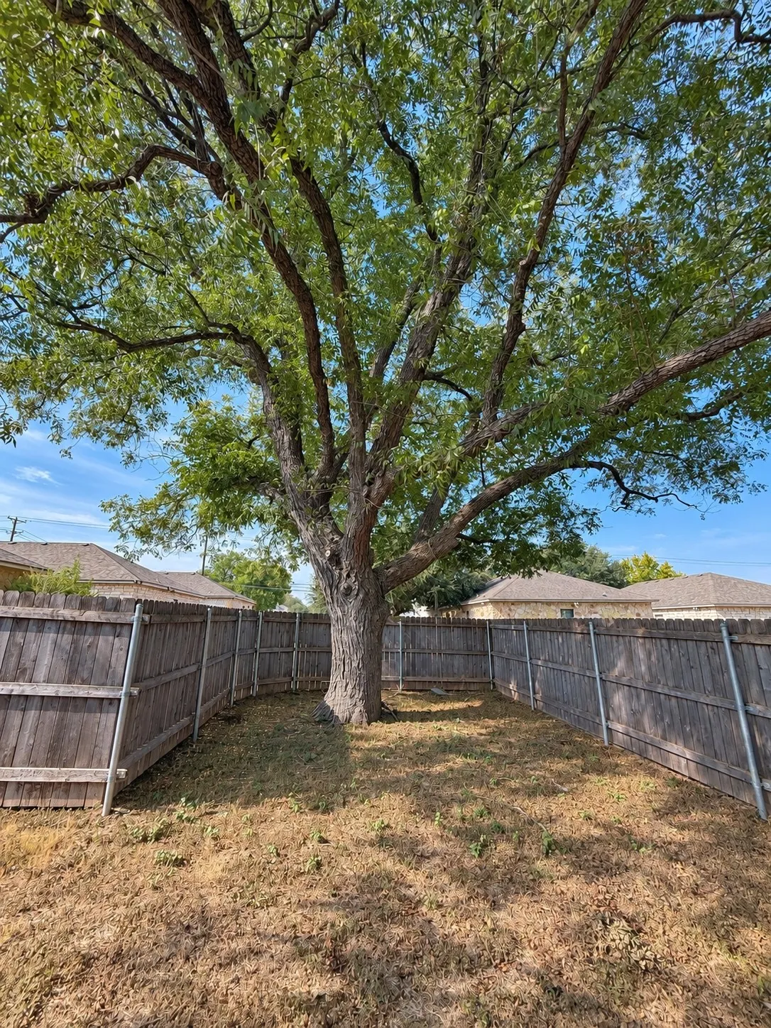 Single Family Residence For Sale in Mc Lennan County , 221 Gurley Lane, Waco, Texas 76706, 6 Bedroom, 4 Bathroom, Garage spaces, 2,205 Sqft, built in 2006, mls#21394298, Real Estate Agent in Waco, Homes For Sale in Mc Lennan county, Homes For Sale in Waco, Realtor in Waco Texas, Real Estate Brokerage Independent Realty Texas, Luminita Cordes Realtor