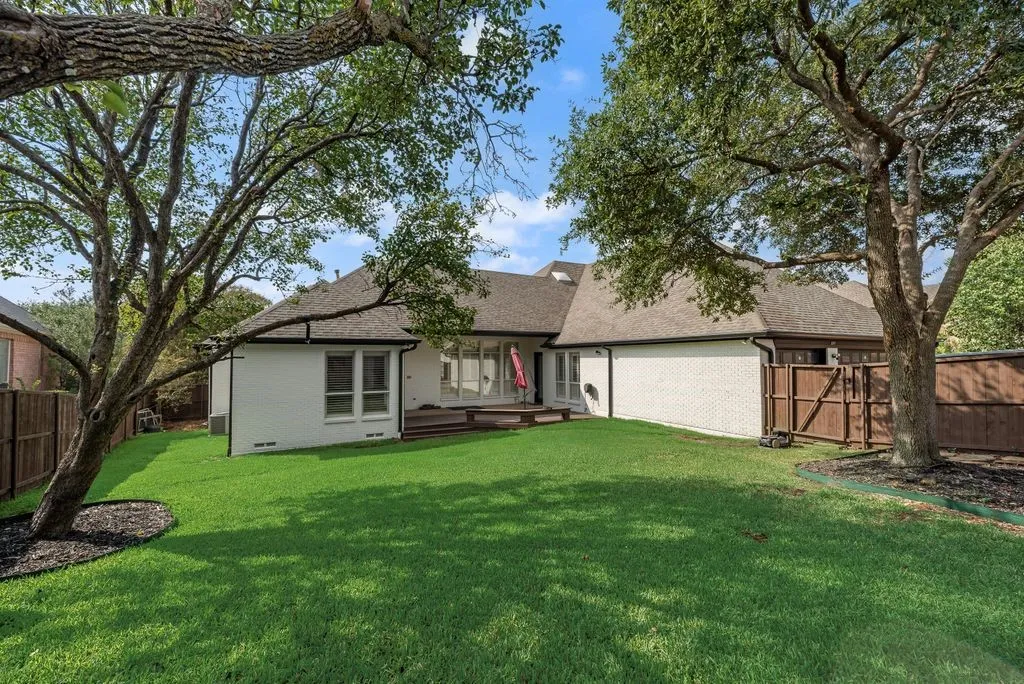 Single Family Residence For Sale in Dallas County , 2217 Clearspring Drive S, Irving, Texas 75063, 4 Bedroom, 4 Bathroom, 3 Garage spaces, 3,569 Sqft, built in 1988, mls#21397881, Real Estate Agent in Irving, Homes For Sale in Dallas county, Homes For Sale in Irving, Realtor in Irving Texas, Real Estate Brokerage Independent Realty Texas, Luminita Cordes Realtor