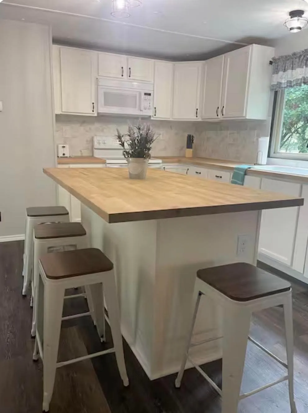 Mobile Home For Rent in Grayson County , 159 Oklahoma Avenue, Pottsboro, Texas 75076, 2 Bedroom, 2 Bathroom, Garage spaces, 924 Sqft, built in 1972, mls#21398960, Real Estate Agent in Pottsboro, Homes For Rent in Grayson county, Homes For Rent in Pottsboro, Realtor in Pottsboro Texas, Real Estate Brokerage Independent Realty Texas, Luminita Cordes Realtor