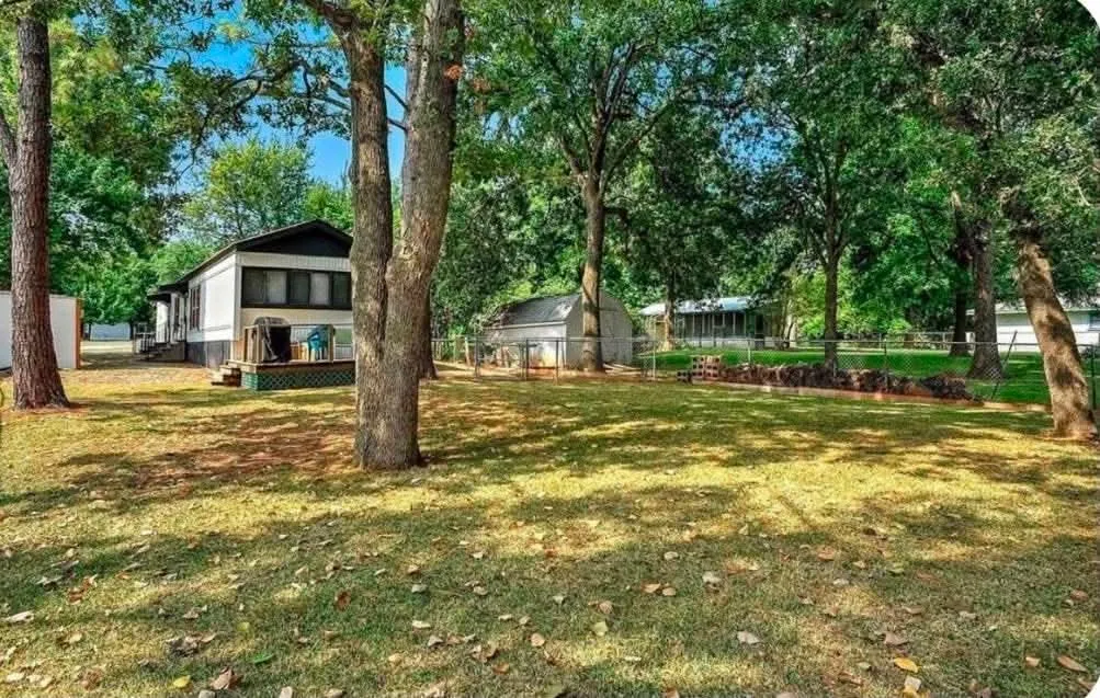 Mobile Home For Rent in Grayson County , 159 Oklahoma Avenue, Pottsboro, Texas 75076, 2 Bedroom, 2 Bathroom, Garage spaces, 924 Sqft, built in 1972, mls#21398960, Real Estate Agent in Pottsboro, Homes For Rent in Grayson county, Homes For Rent in Pottsboro, Realtor in Pottsboro Texas, Real Estate Brokerage Independent Realty Texas, Luminita Cordes Realtor