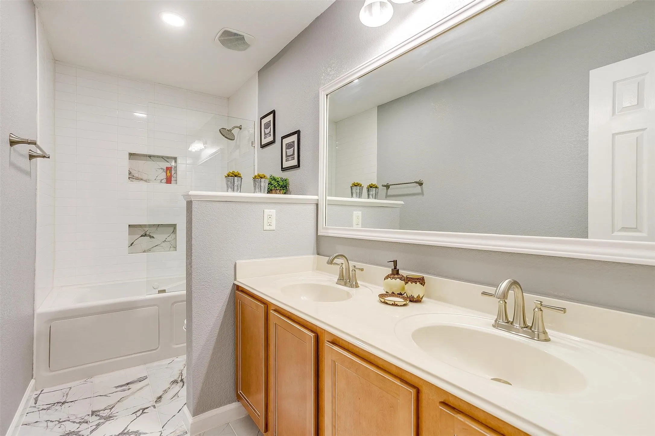 Single Family Residence For Rent in Tarrant County , 7056 Welshman Drive, Fort Worth, Texas 76137, 4 Bedroom, 3 Bathroom, 2 Garage spaces, 3,242 Sqft, built in 2008, mls#21398916, Real Estate Agent in Fort Worth, Homes For Rent in Tarrant county, Homes For Rent in Fort Worth, Realtor in Fort Worth Texas, Real Estate Brokerage Independent Realty Texas, Luminita Cordes Realtor
