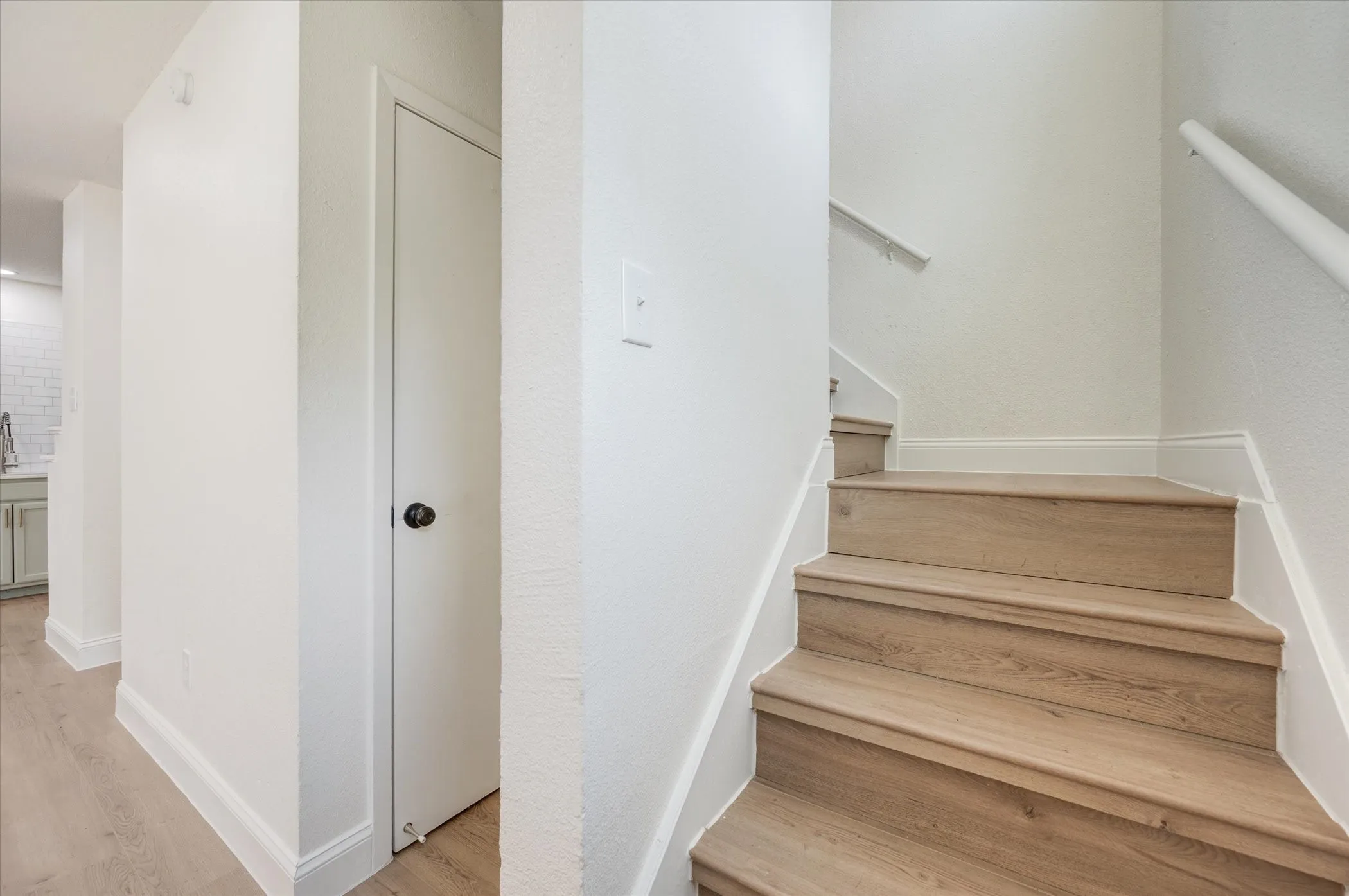 Apartment For Rent in Johnson County , 805 W Chambers Street F, Cleburne, Texas 76033, 2 Bedroom, 2 Bathroom, Garage spaces, 906 Sqft, built in 1984, mls#21398412, Real Estate Agent in Cleburne, Homes For Rent in Johnson county, Homes For Rent in Cleburne, Realtor in Cleburne Texas, Real Estate Brokerage Independent Realty Texas, Luminita Cordes Realtor